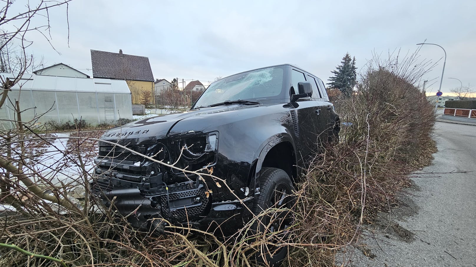 Teenies stehlen Land Rover, ziehen Spur der Verwüstung