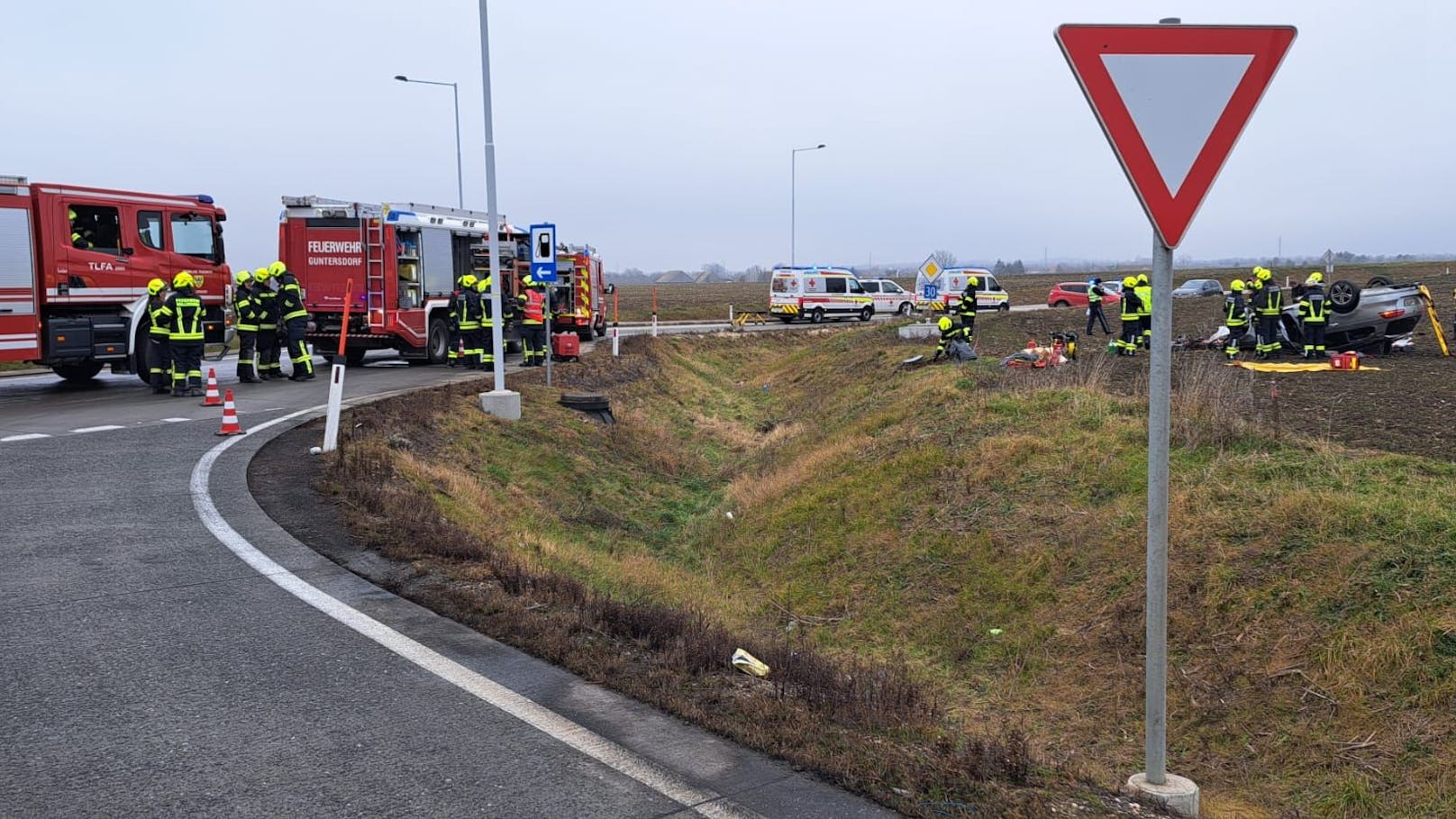 Schwerer Unfall beim Kreisverkehr am Ende der S3 bei Guntersdorf 