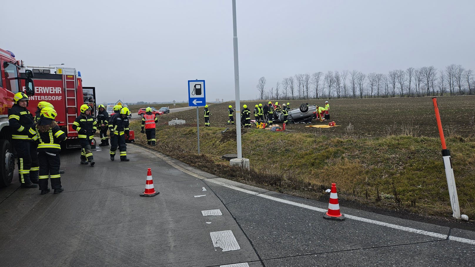 Schwerer Unfall beim Kreisverkehr am Ende der S3 bei Guntersdorf 