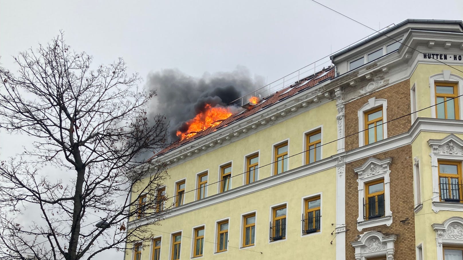 Komplette Wohnung in Flammen – Großeinsatz in Ottakring