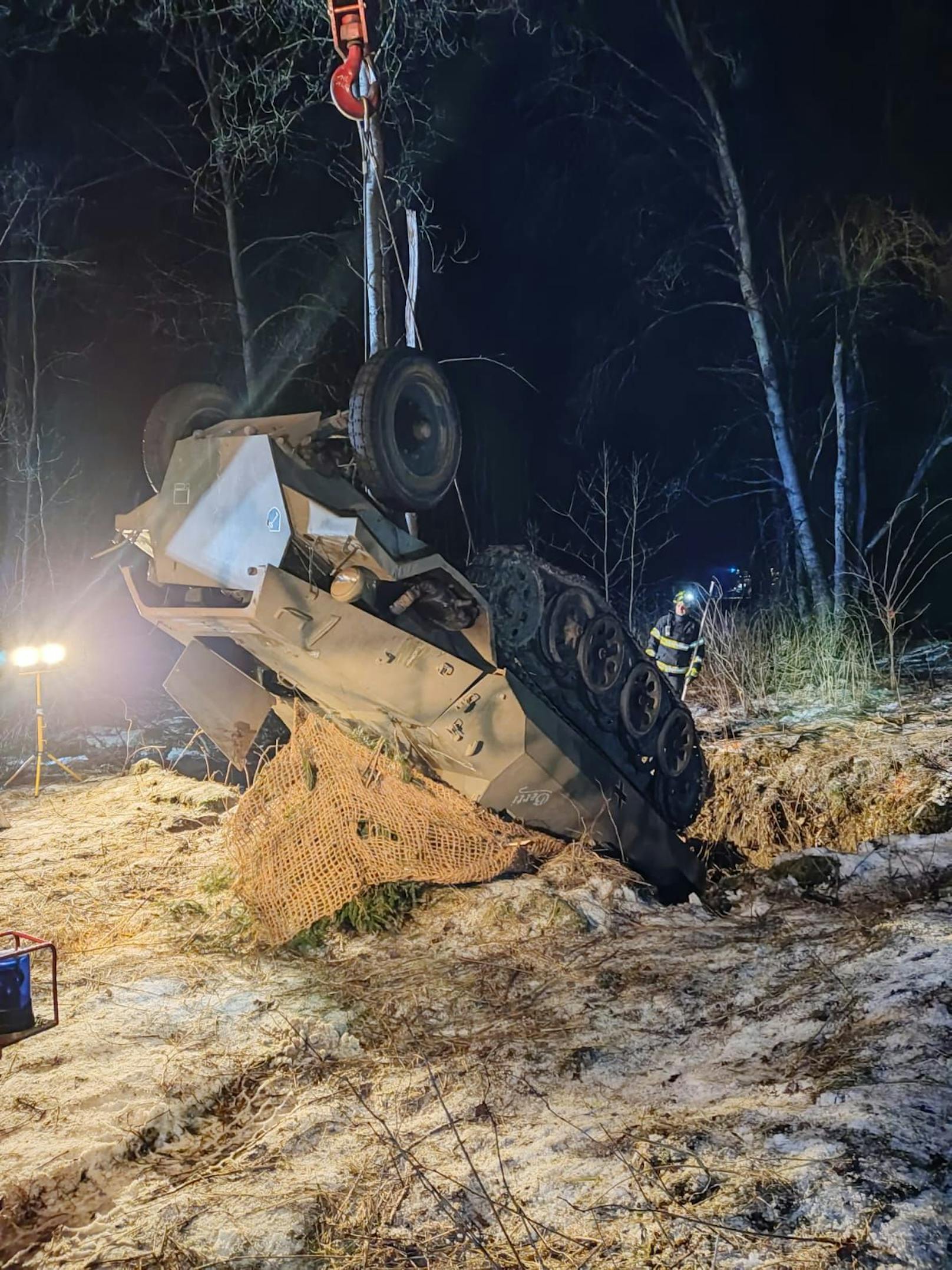 Das Fahrzeug wurde mittels Kran auf die Räder gestellt.