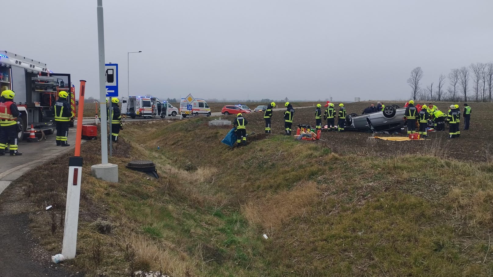 Schwerer Unfall beim Kreisverkehr am Ende der S3 bei Guntersdorf 