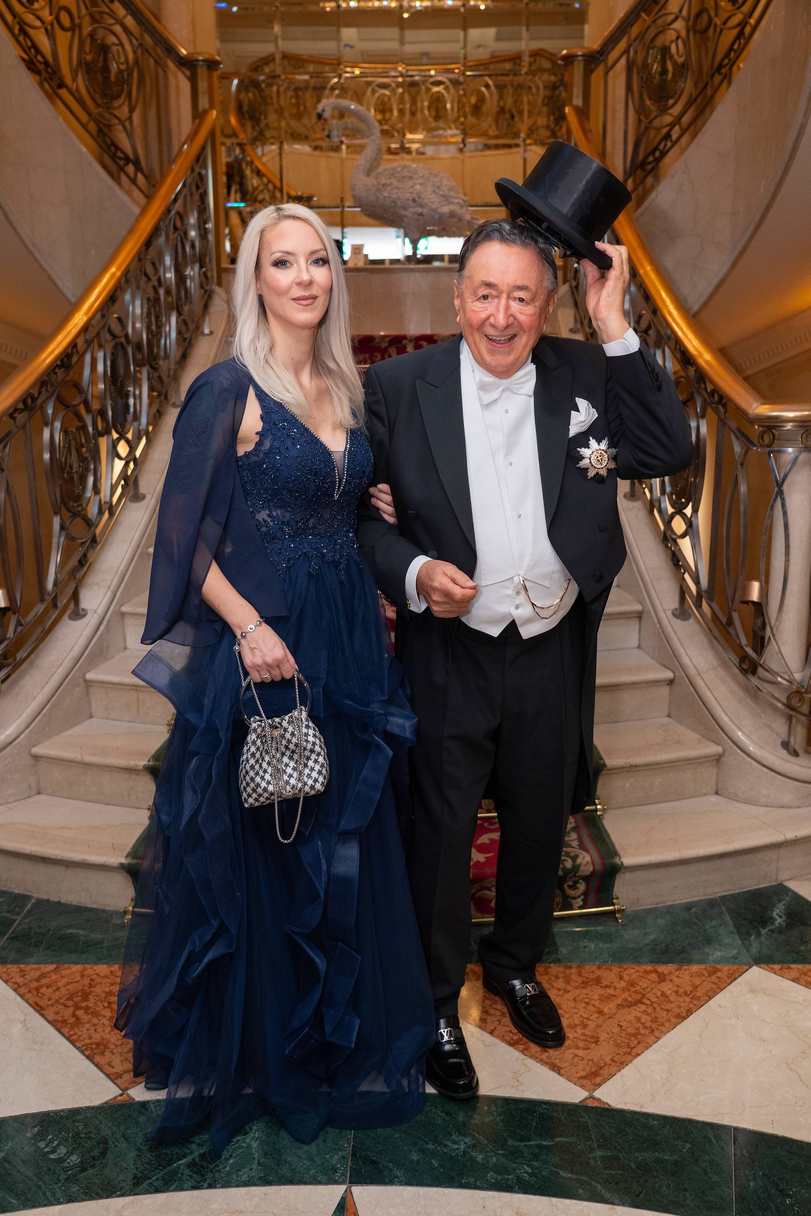 2024 begleitete Simone ihren Richard Lugner zum Opernball