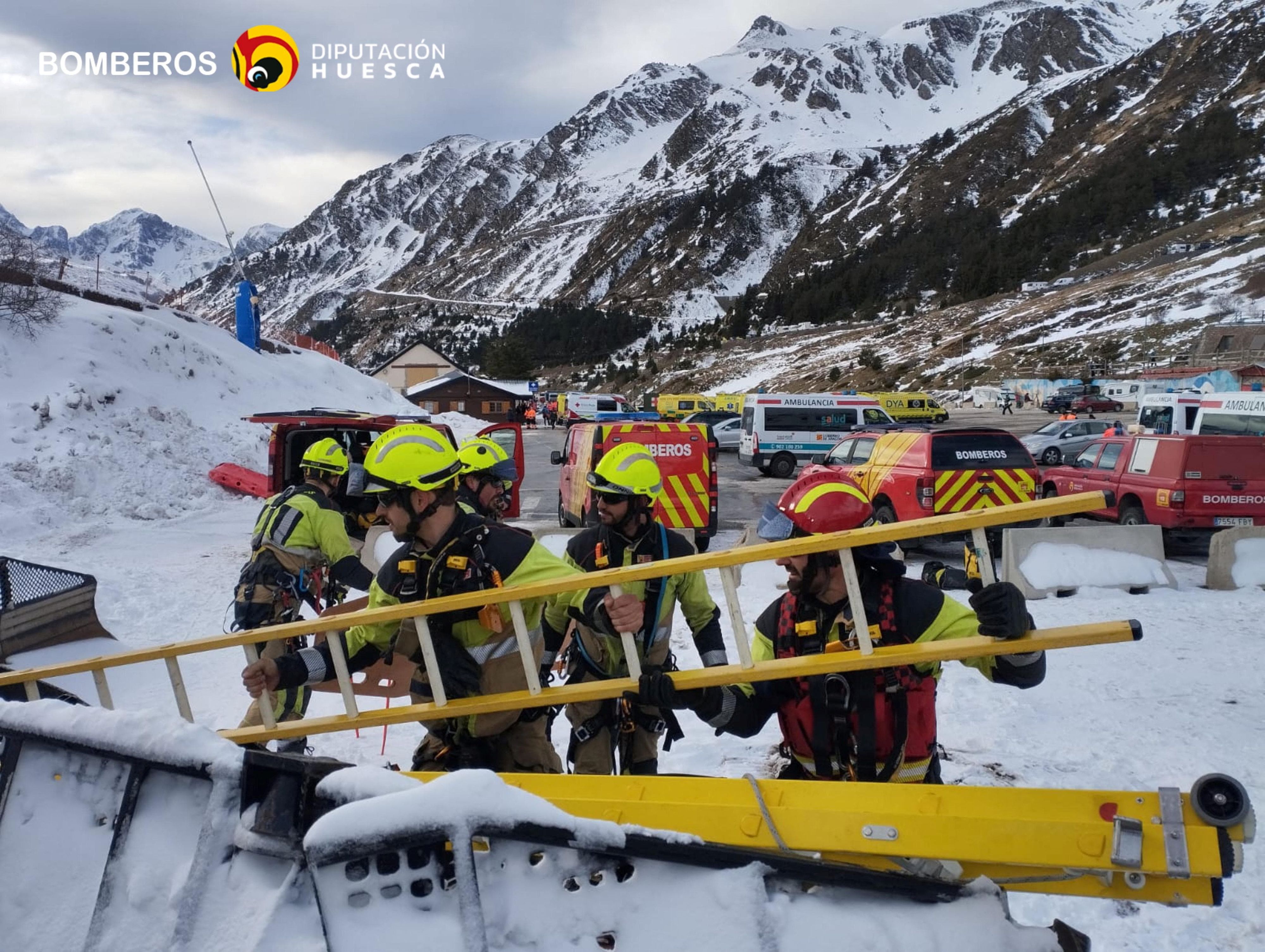 Rettungskräft im EInsatz - sie bargen die verletzten Skifahrer.