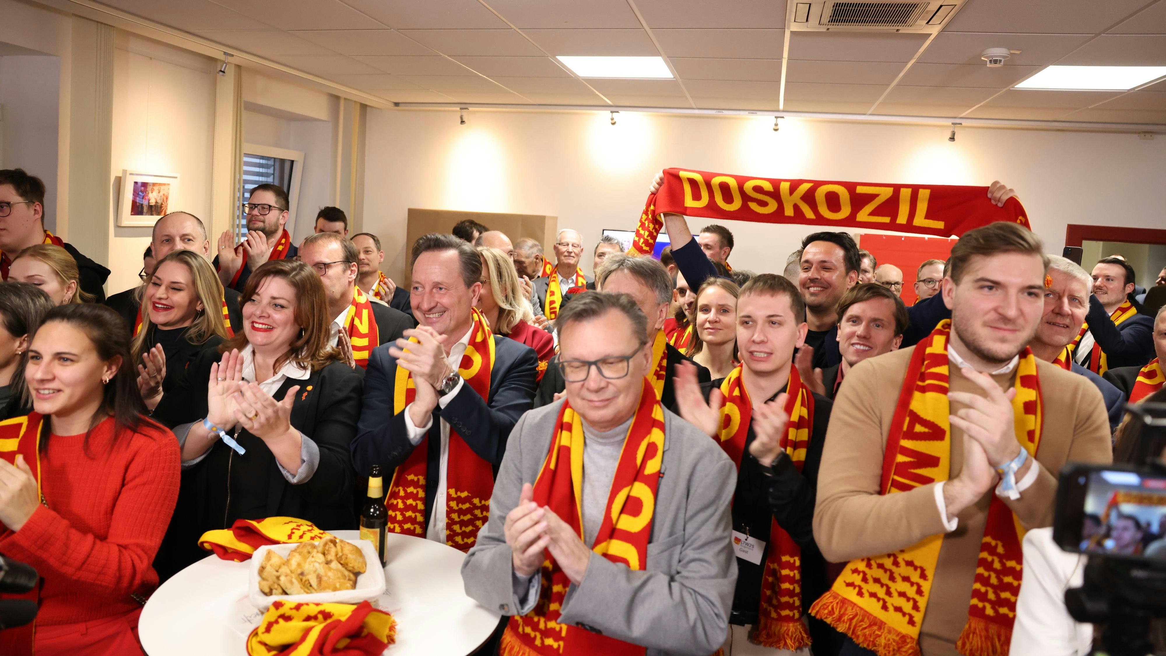 Jubelstimmung im SPÖ-Landtagsklub kurz nach der ersten Hochrechnung. 