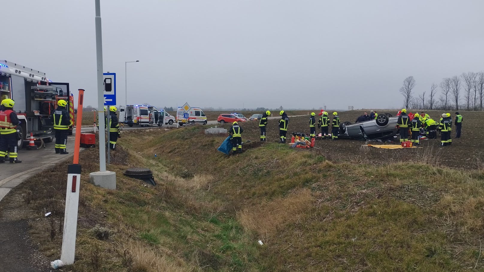 Schwerer Unfall beim Kreisverkehr am Ende der S3 bei Guntersdorf 