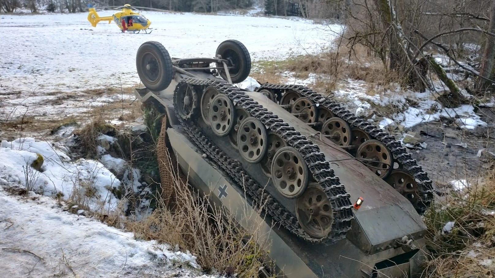 Tragischer Unfall: Bei einem privaten Event nahe der Grenze überschlug sich ein alter Panzer. Zwei Männer starben, weitere wurden verletzt.