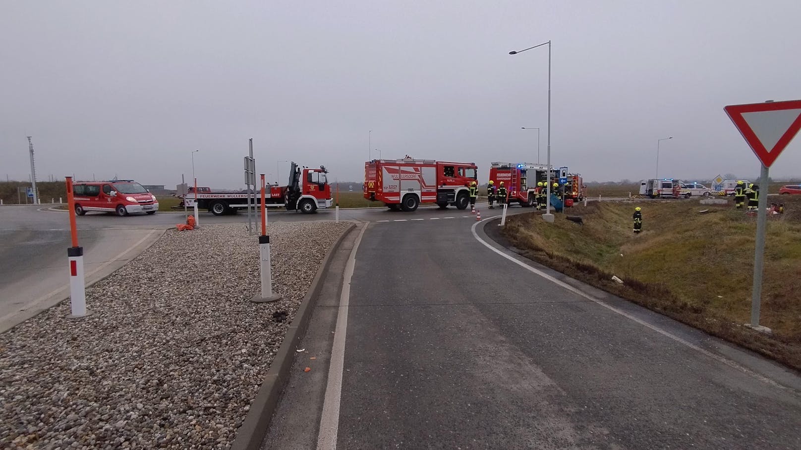 Schwerer Unfall beim Kreisverkehr am Ende der S3 bei Guntersdorf 