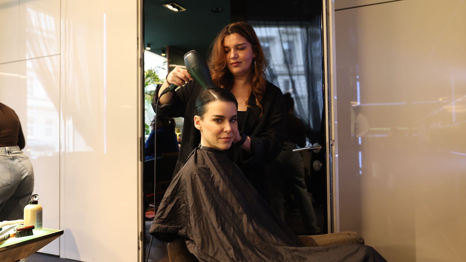 Kerstin Lechners kurze Haare wurden in Form gebracht.