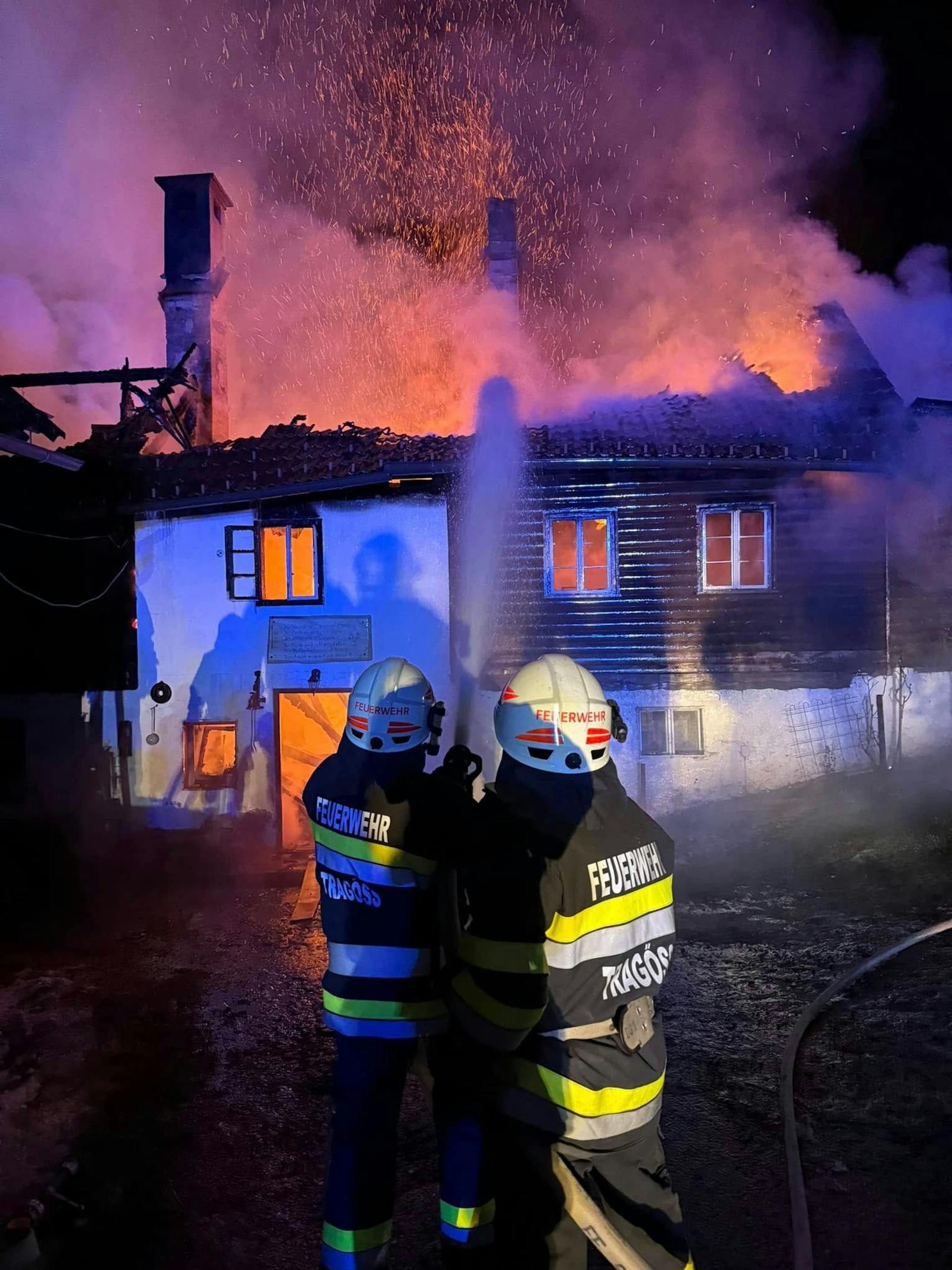 Einsatzkräfte der Feuerwehr versuchten den Brand zu löschen.