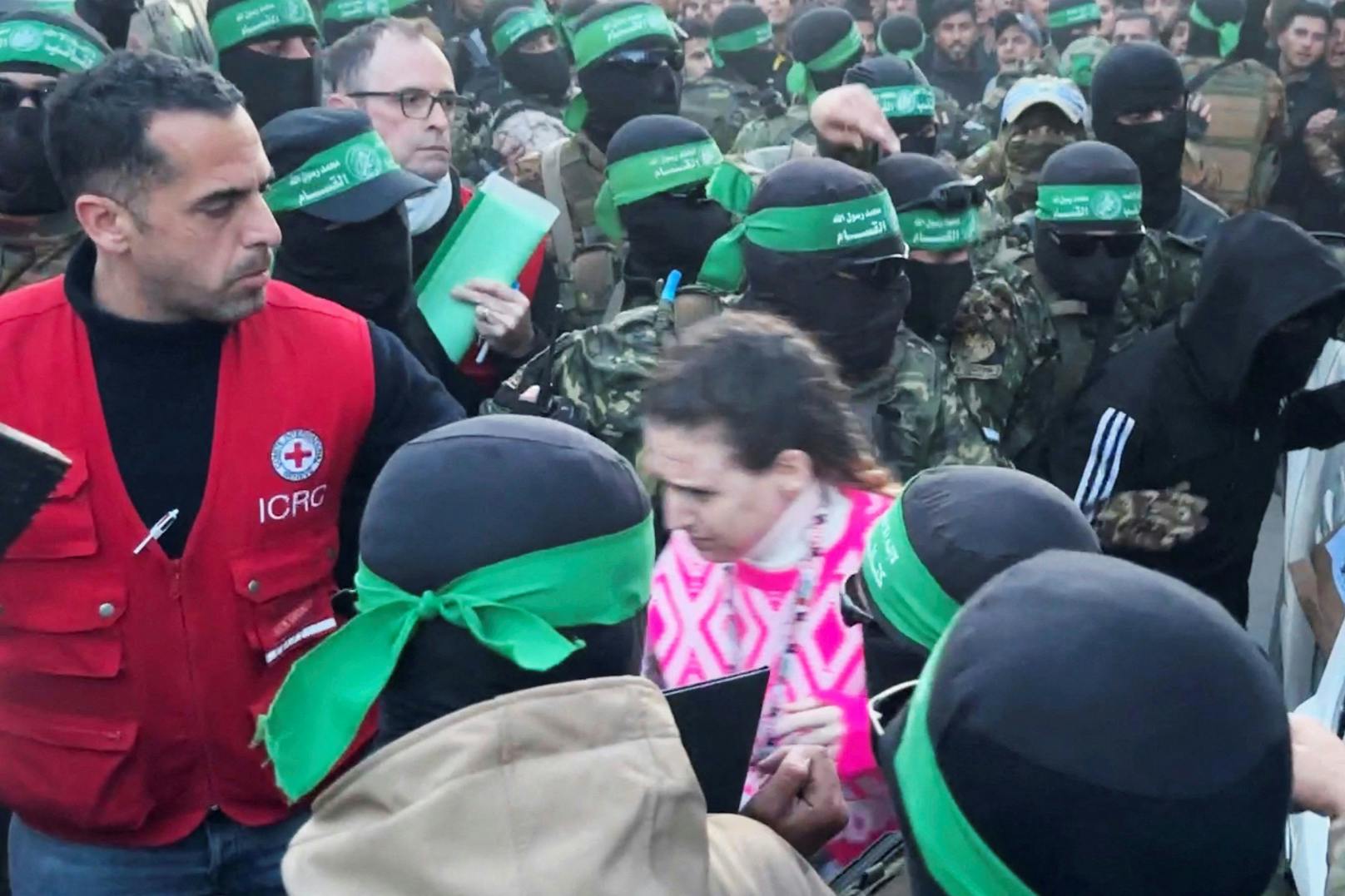 Palästinensische Hamas-Kämpfer übergeben Doron Steinbrecher, eine israelische Geisel, die seit dem tödlichen Anschlag vom 7. Oktober 2023 in Gaza festgehalten wird. Hier am Gazastreifen.