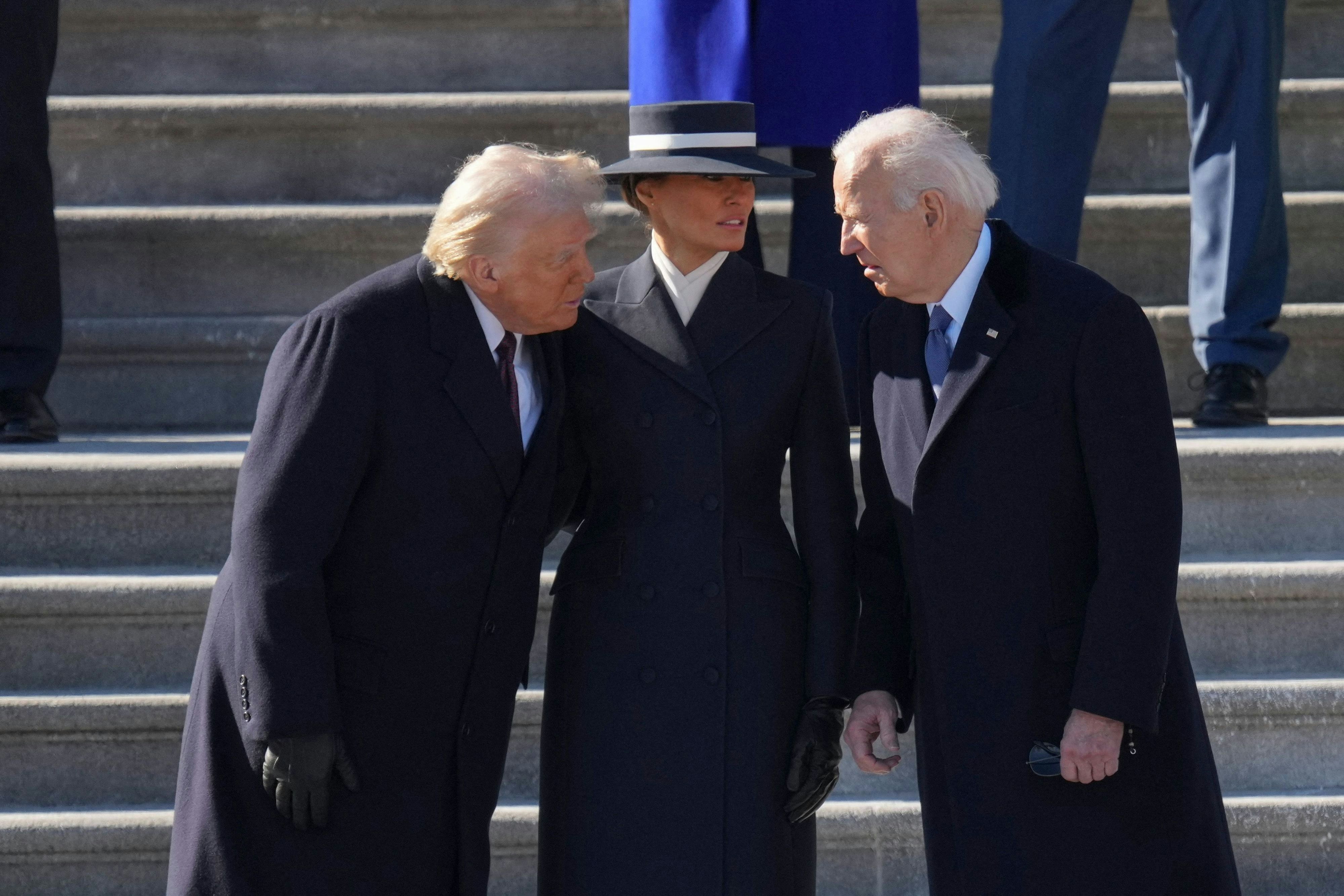 Vorm Abflug: Präsident Donald Trump, First lady Melania Trump und Joe Biden 