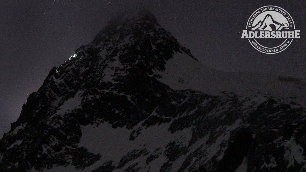 18. Jänner, ab 18 Uhr: Die Lichter der beiden Alpinisten beim Aufstieg über den Stüblgrad (links) werden auf der Webcam gut sichtbar.