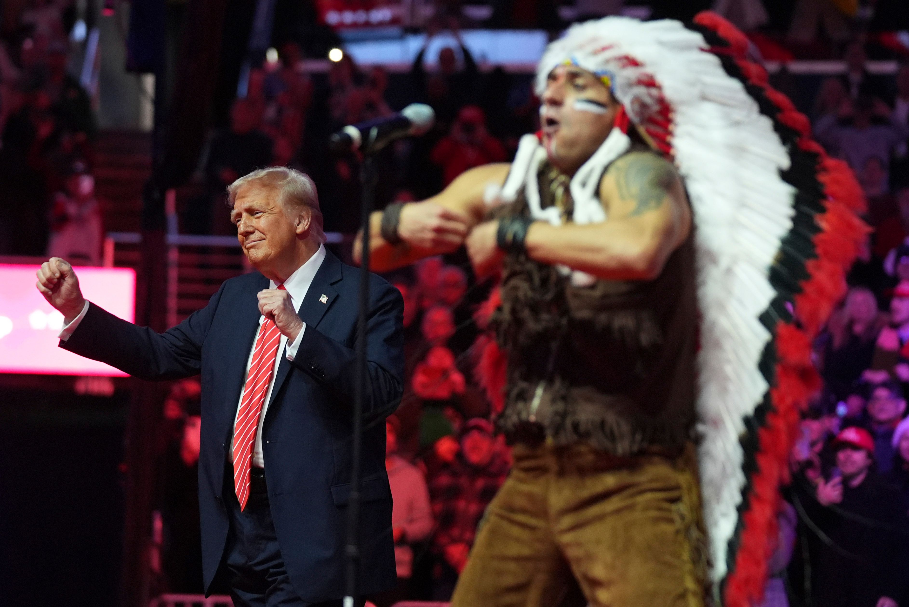 Heute.at - Y.M.C.Oje! Hier tanzt Trump mit den Village People