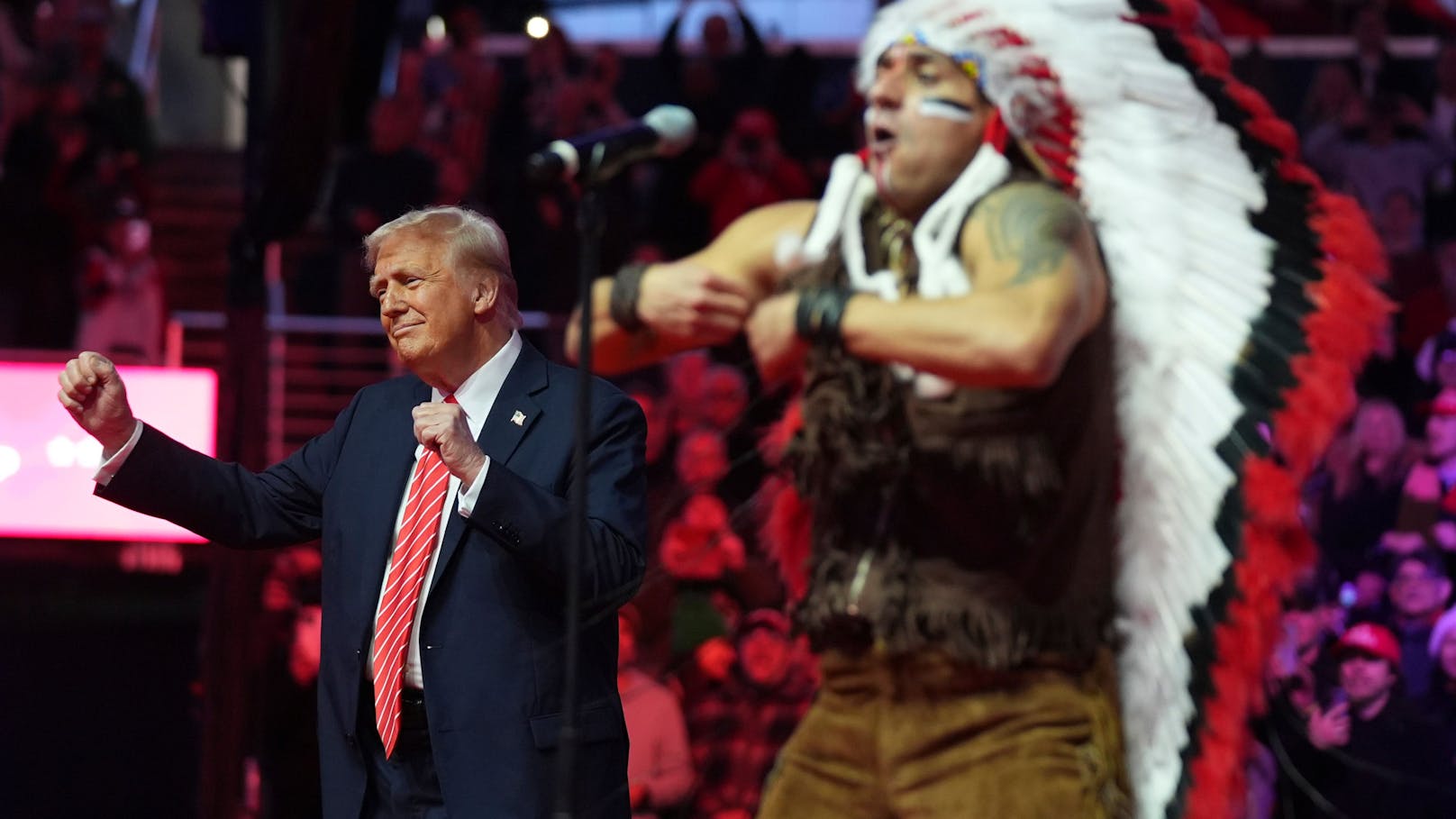 <strong>Donald Trump</strong> tanzt mit den <strong>Village People</strong> zu deren Disco-Klassiker "Y.M.C.A."