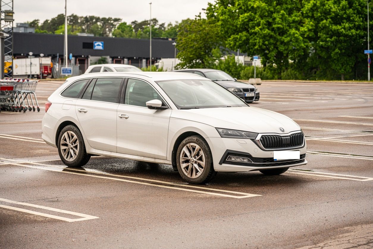 Bei dem Unfallauto handelt es sich laut Angaben der Polizei um einen weißen Skoda Octavia. (Symbolbild)
