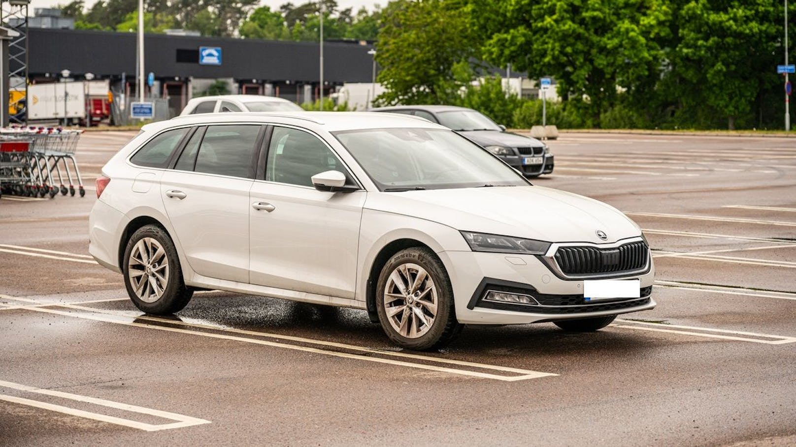 Haltestelle zerstört – Lenker von weißem Skoda gesucht