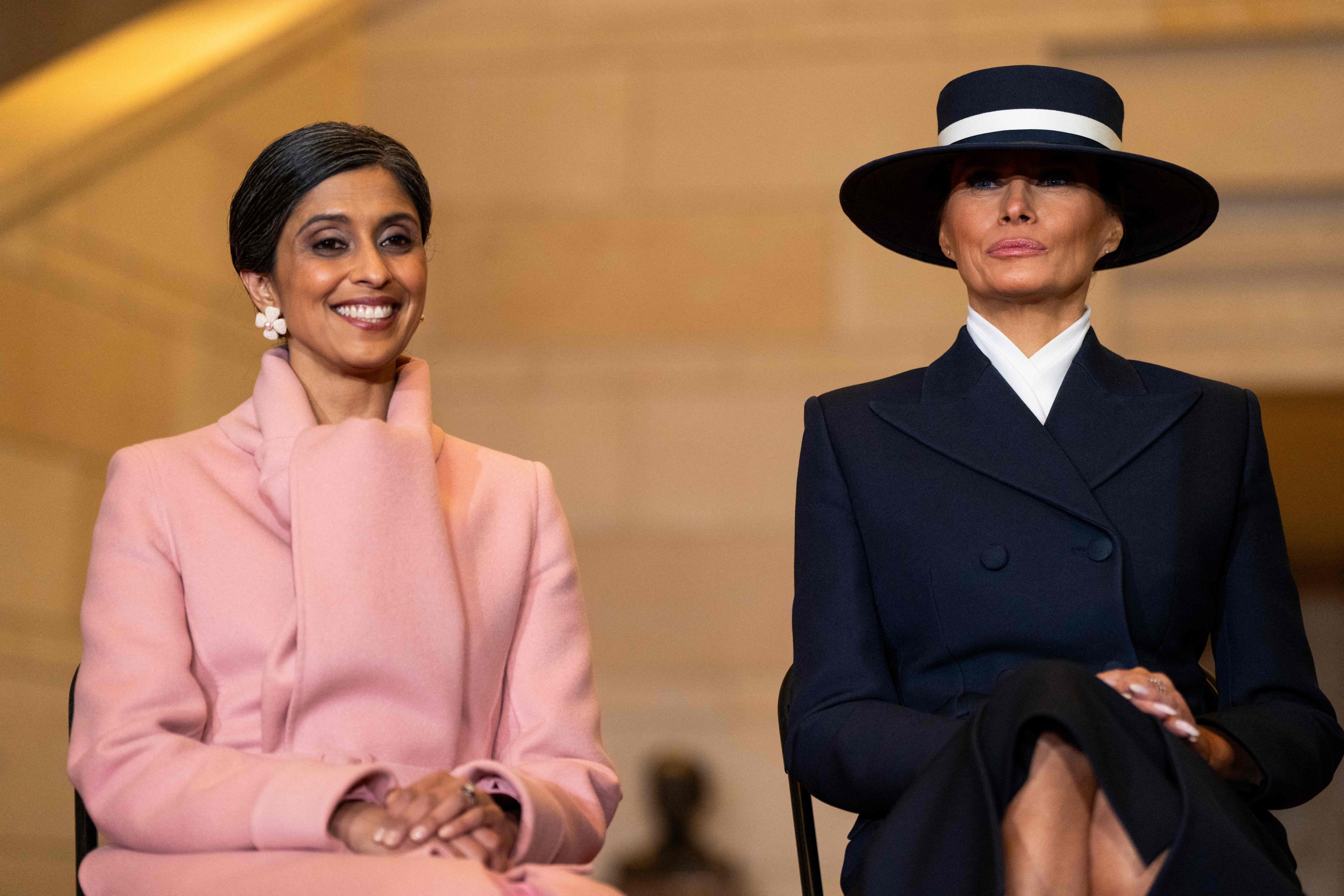 Usha Vance in einem rosa Mantel mit Schärpenkragen, Melania Trump in einem Mantel von Adam Lippes und einem Hut von Eric Javits