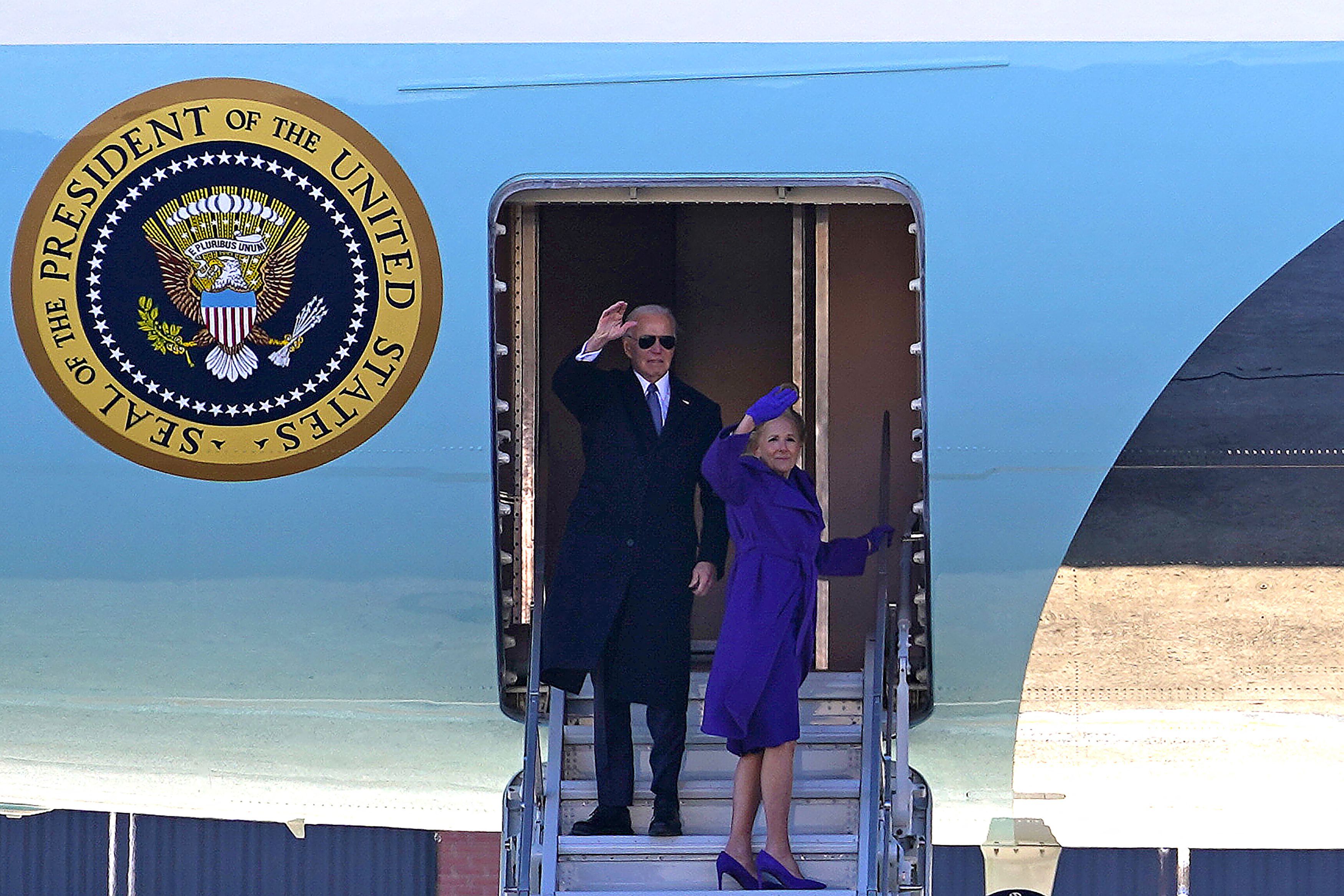 Auf Wiedersehen! Es-Präsident Joe Biden and die nun frühere First Lady Jill Biden besteigen einer letztes Mal die Air Force One