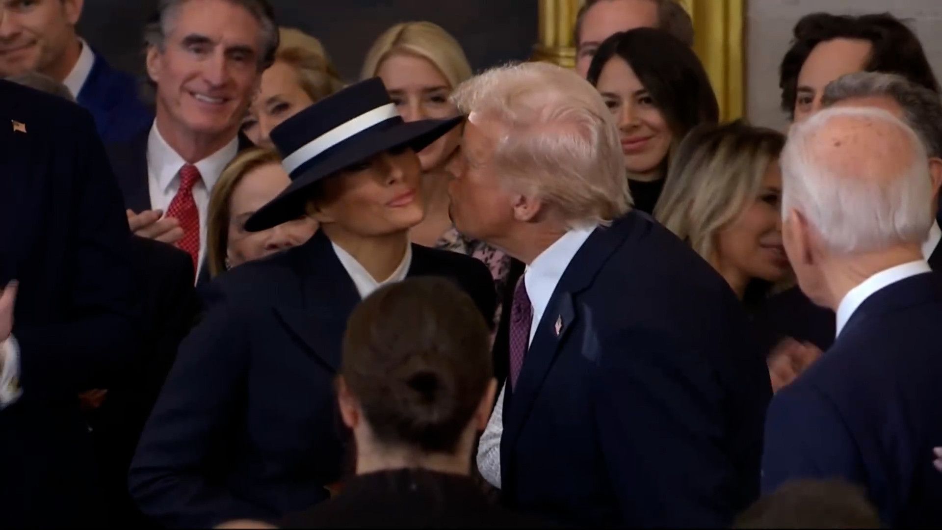 Donald Trump und seine Gattin Melania gaben sich einen komischen Luftkuss.
