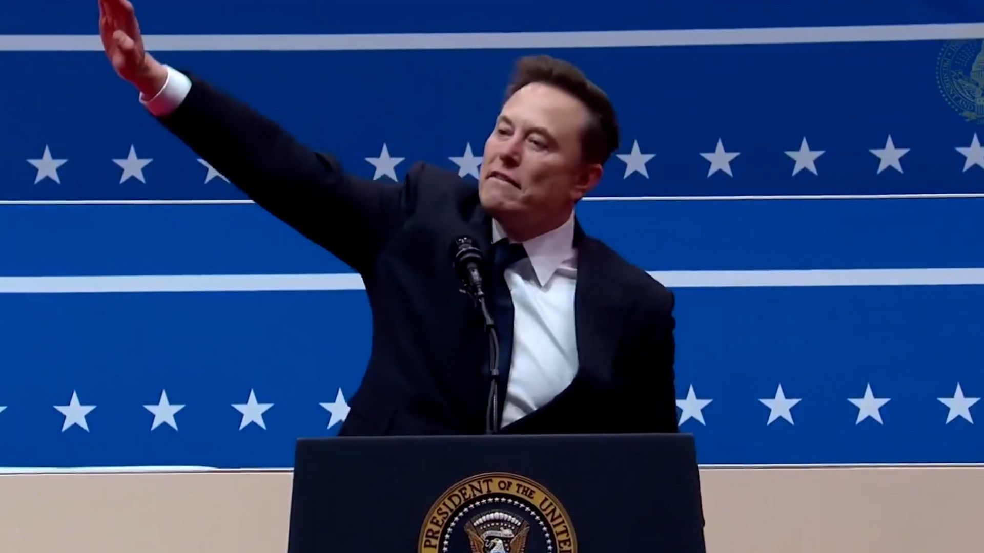 Elon Musk schlug sich auf die Brust und streckte den Arm in einer abgewinkelten Bewegung nach oben.