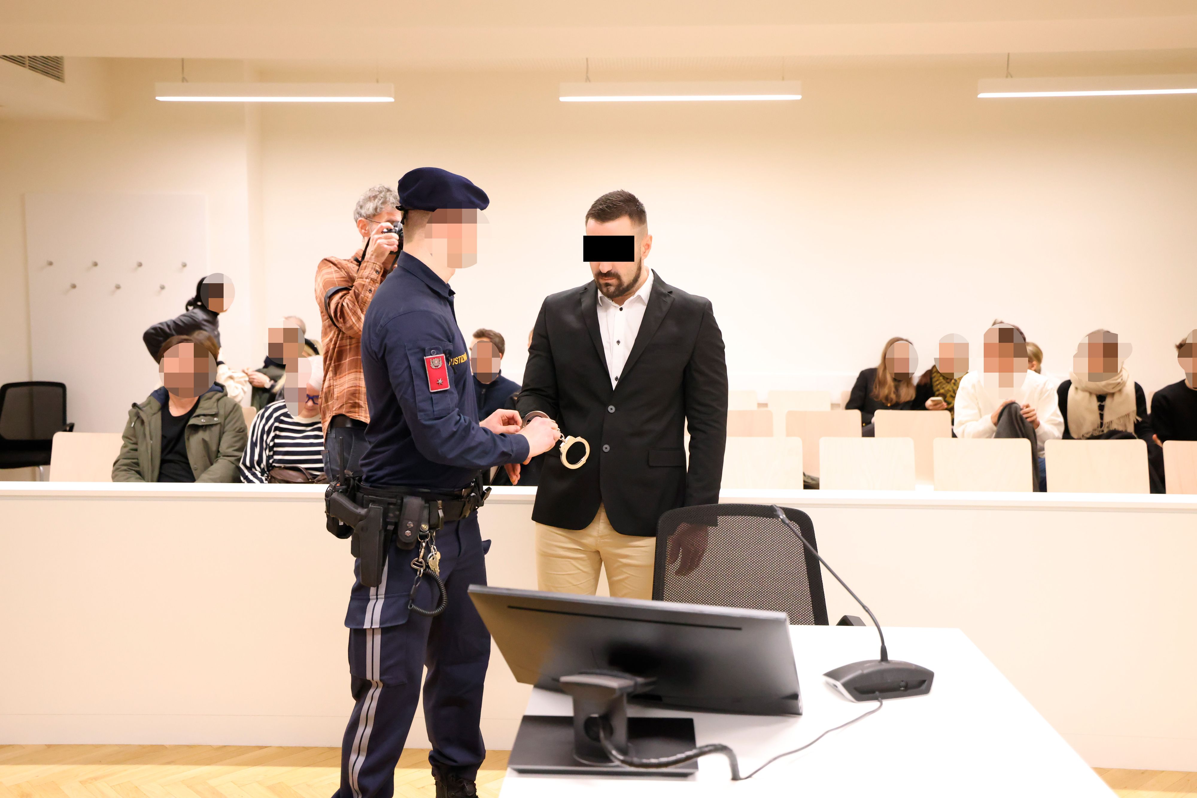 Der Tischler, der in Wien zwei Männer auf brutale Art und Weise tötete, vor Gericht.