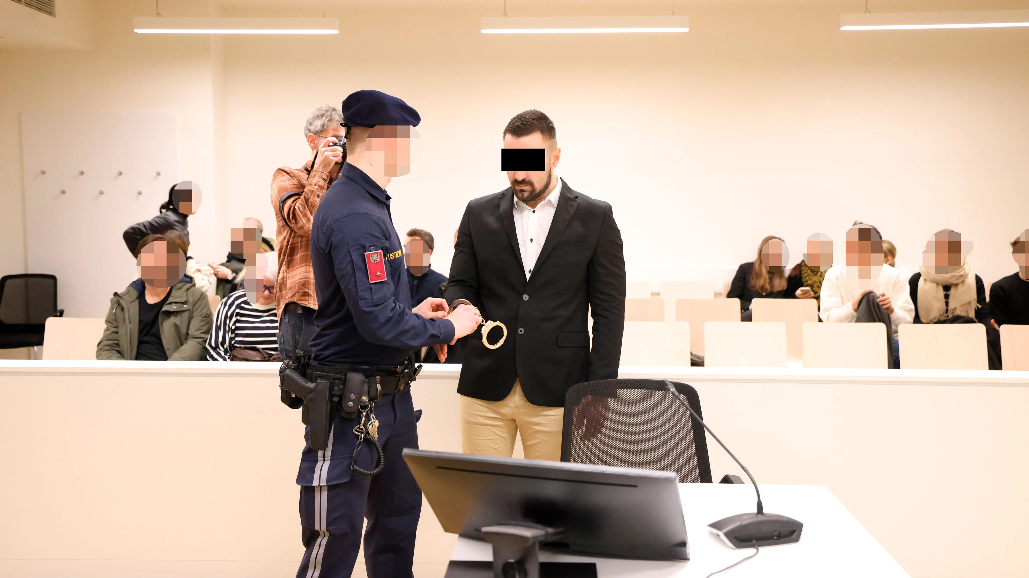 Der Tischler, der in Wien zwei Männer auf brutale Art und Weise tötete, vor Gericht.