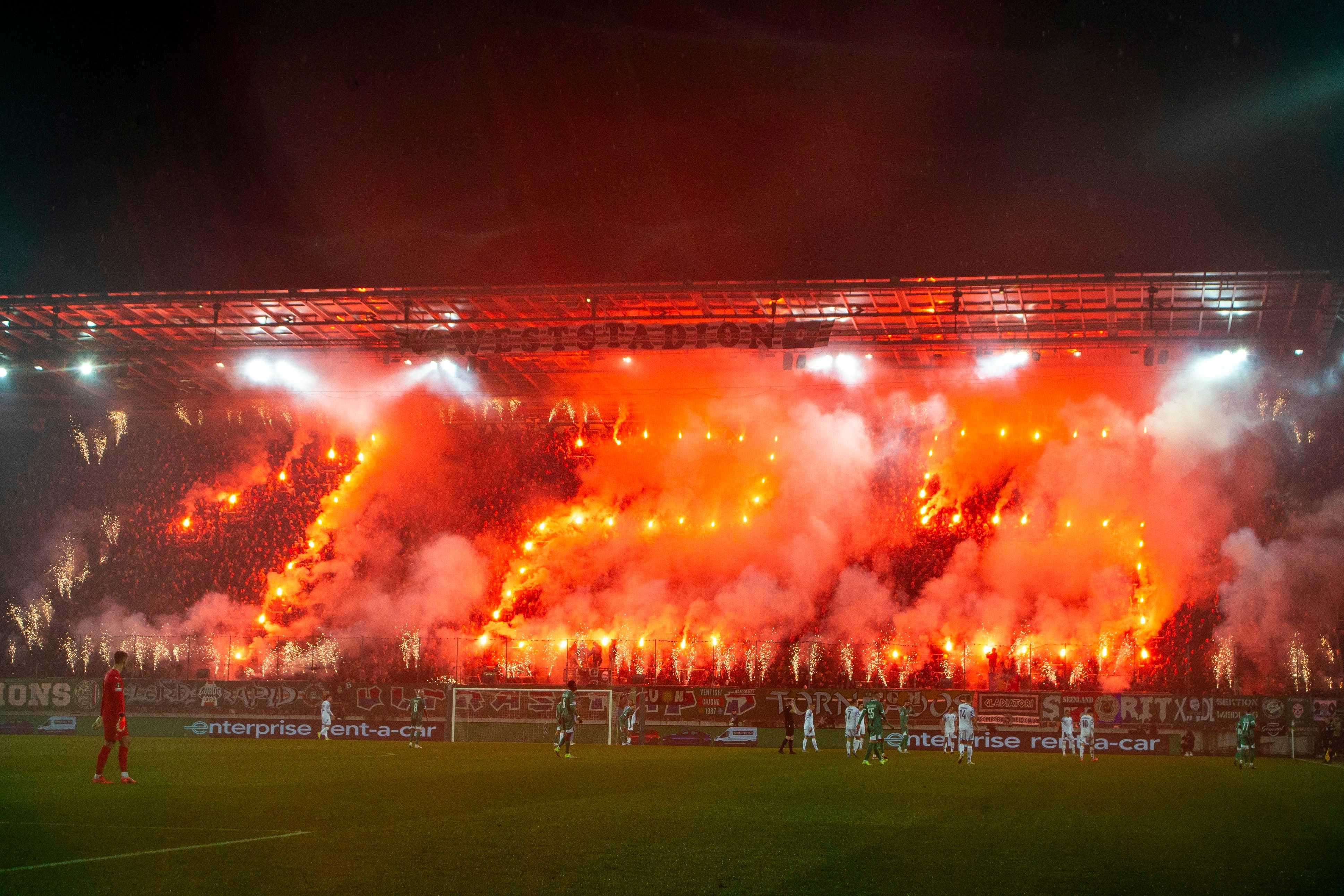 Pyroshow der Rapid-Fans beim 3:0 gegen Kopenhagen
