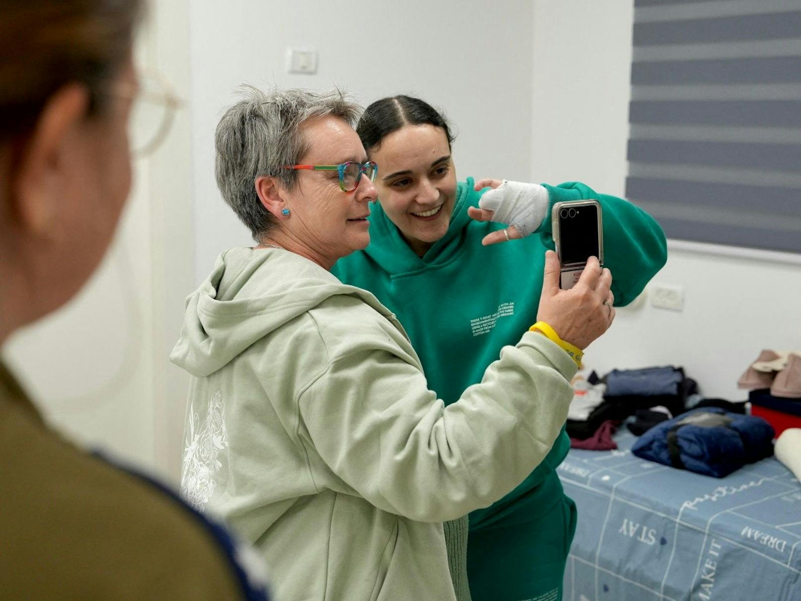 Emily Damari mit ihrer Mutter, sie verlor in der Geiselhaft zwei Finger.