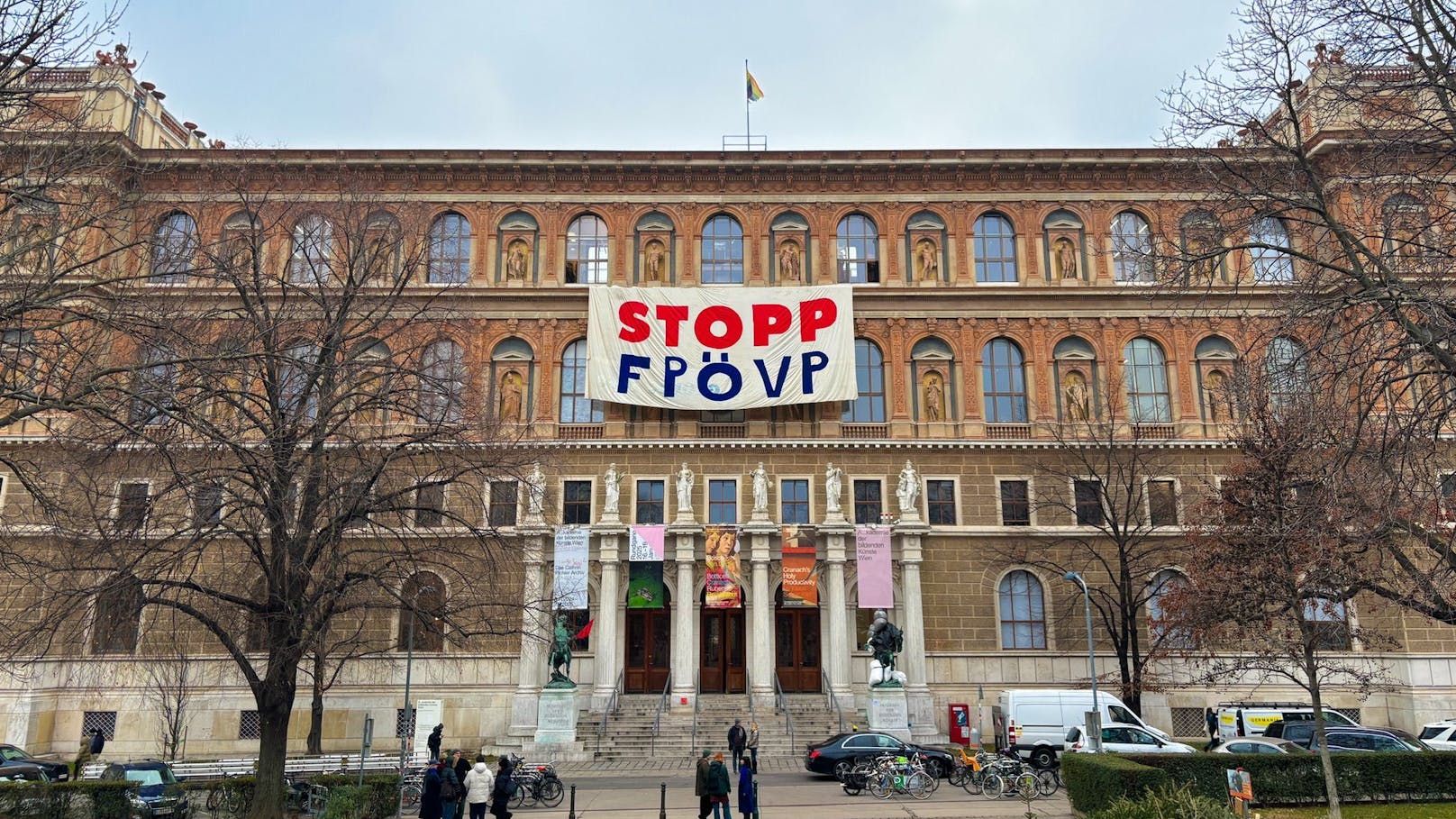 Protest-Banner plötzlich von Uni verschwunden