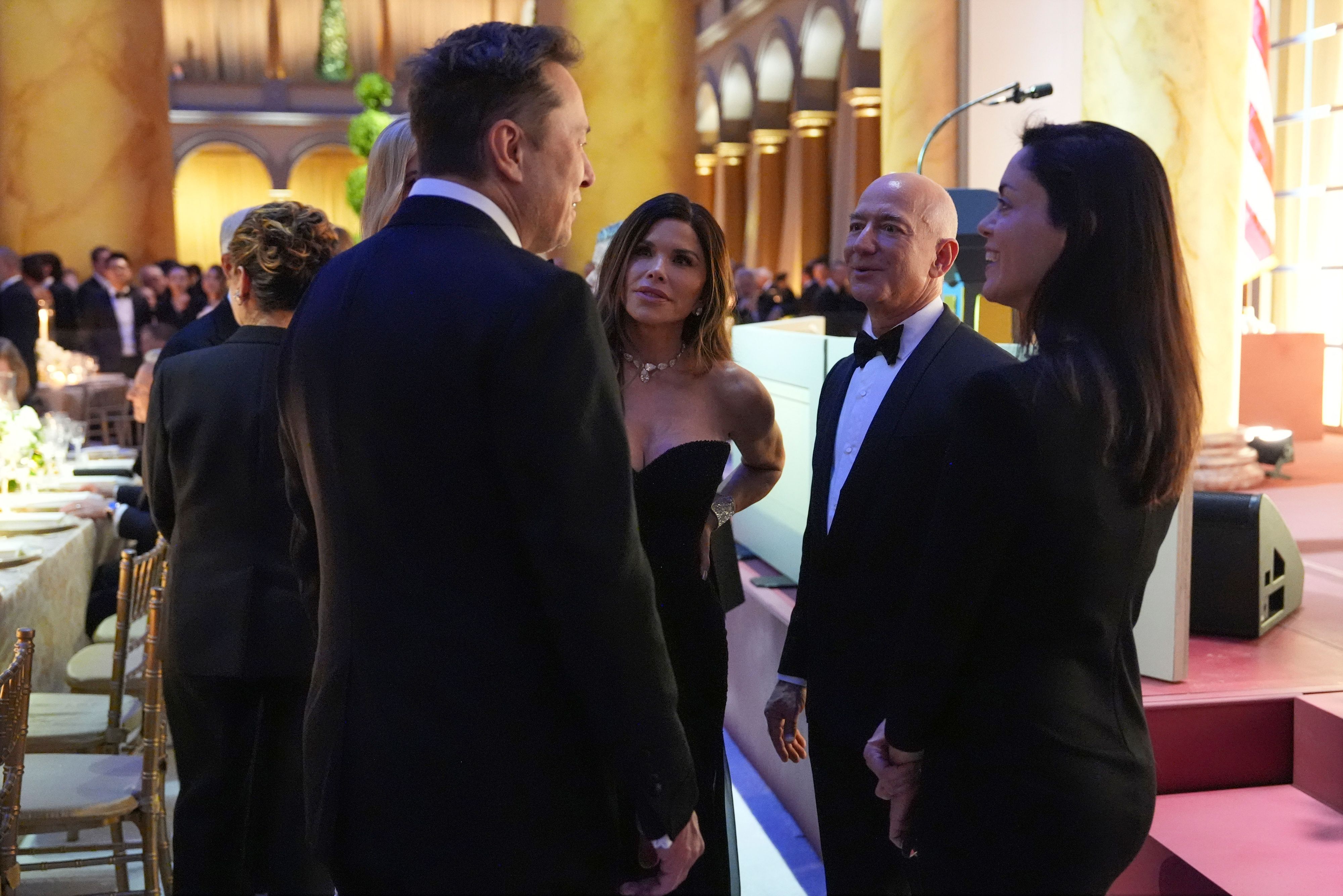 Vor dem Dinner, zu dem Donald Trump geladen hatte, erschienen sowohl die beiden Multimilliardäre Elon Musk und Jeff Bezos. Ebenfalls dabei Lauren Sánchez und Shivon Zillis.