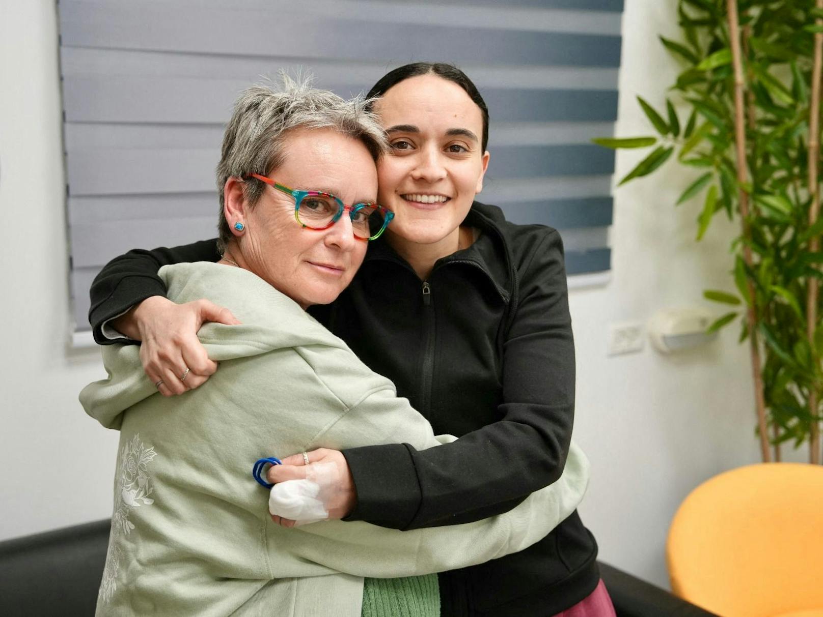 Emily Damari mit ihrer Mutter, sie verlor in der Geiselhaft zwei Finger.