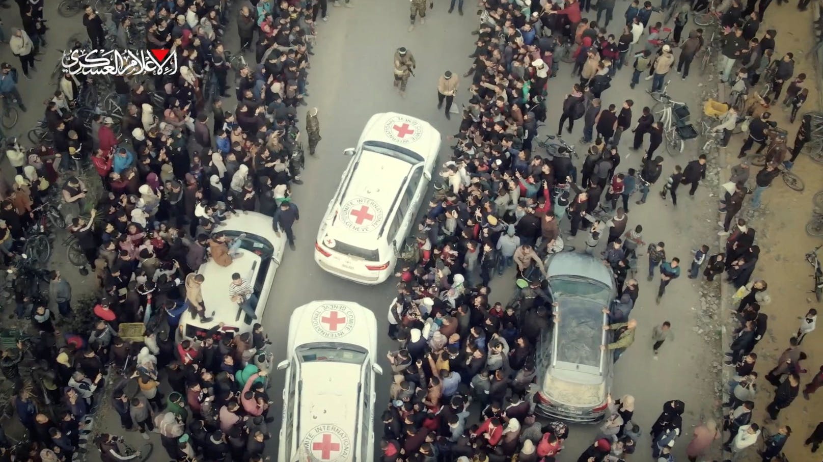 Menschen versammeln sich in der Nähe der Fahrzeuge, als Romi Gonen, Doron Steinbrecher und Emily Damari freigelassen werden. Hier am Gazastreifen.