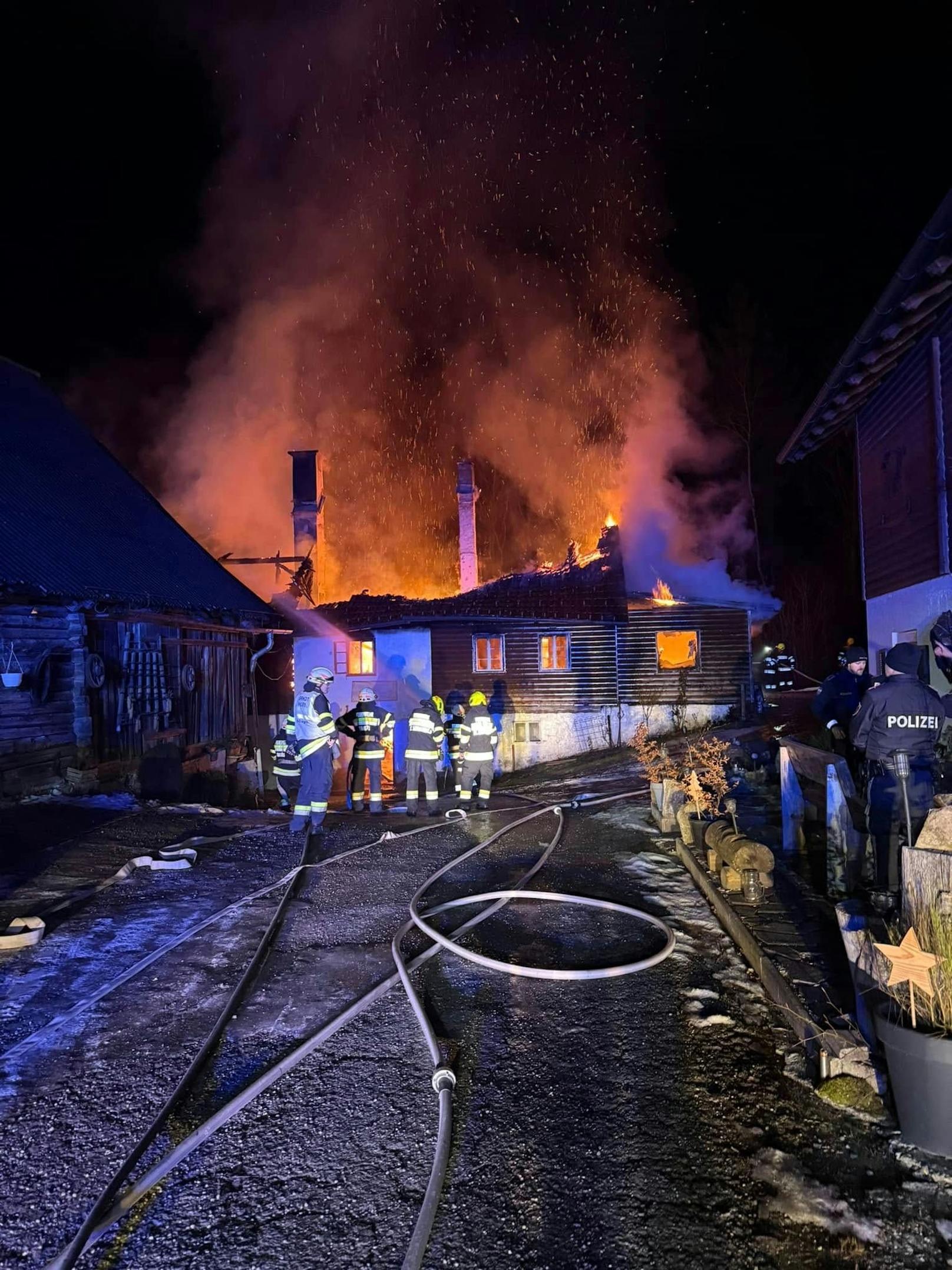 Der Feuerwehr gelang es jedoch, einen angrenzenden Stall zu schützen.