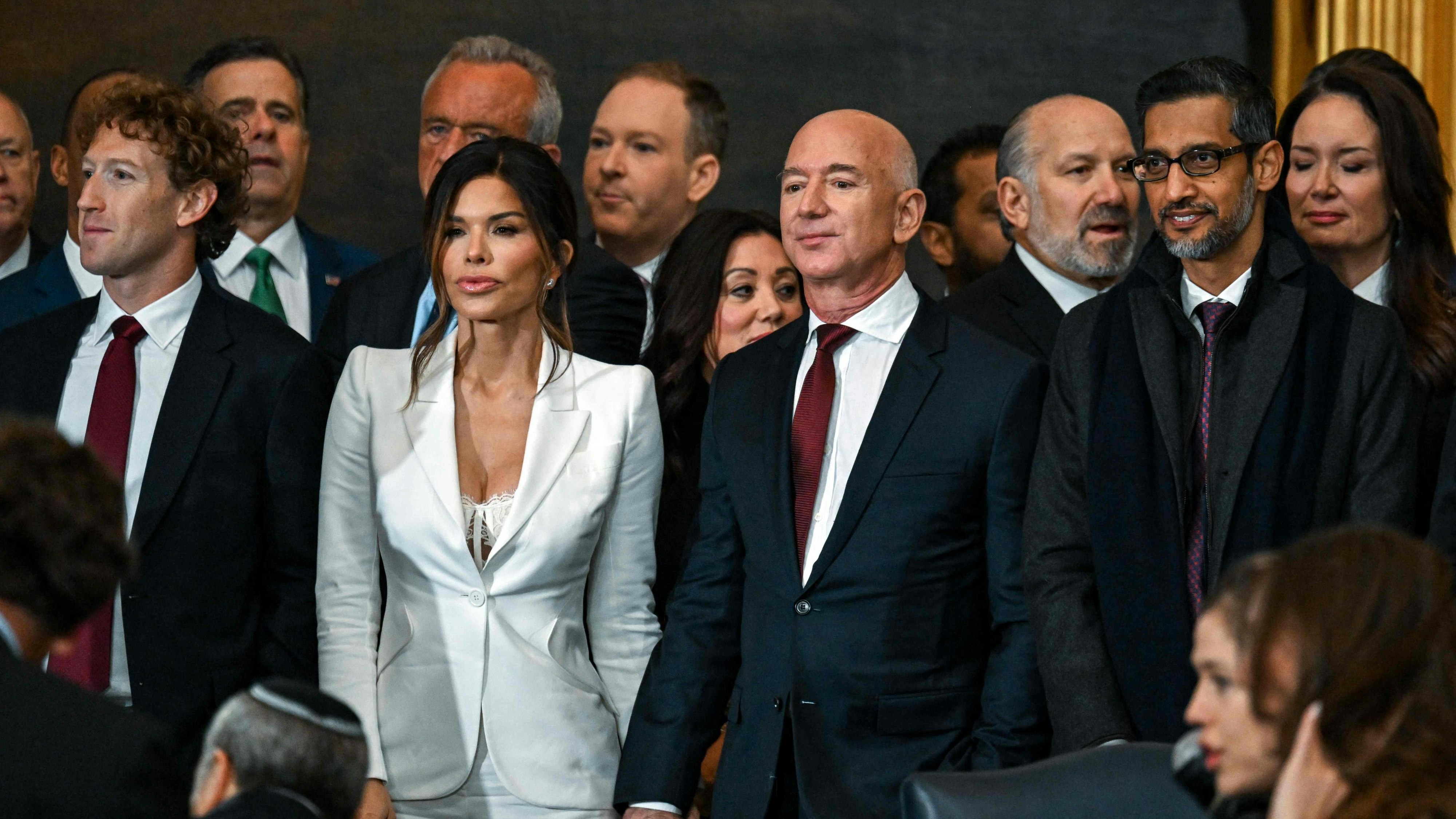 Gewagt und deplatziert: Lauren Sanchez, Partnerin von Jeff Bezos, in einem weißen Kostüm, unter dessen Jacke ein Spitzenkorsett-BH hervorschaute 