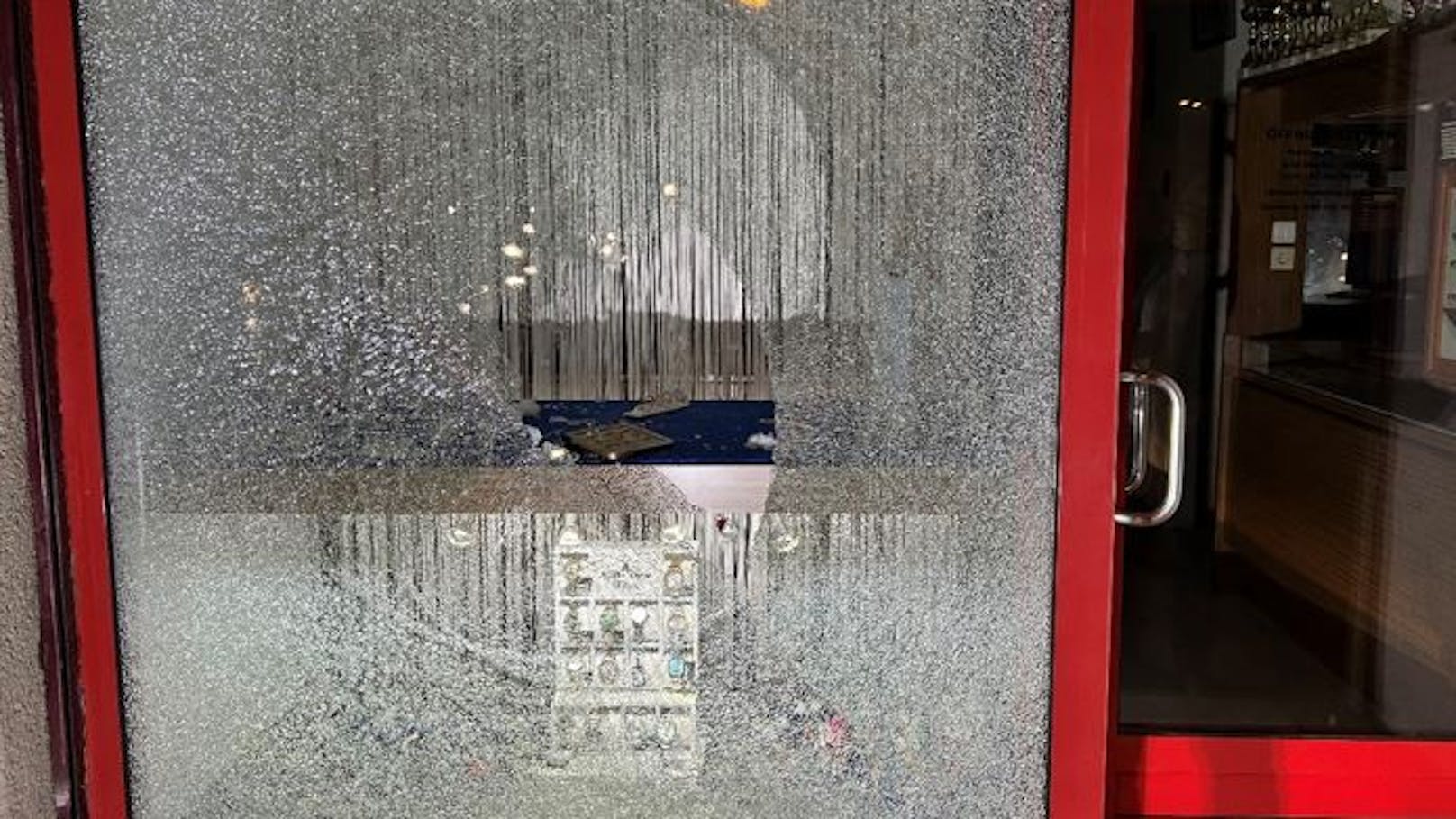 Mit einem Jagdgewehr schoss der 35-Jährige direkt in die Vitrine des Juweliers in Hohenau an der March.