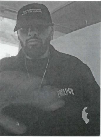 Frau abgezockt: Polizei sucht Mann mit Bart und Kapperl.