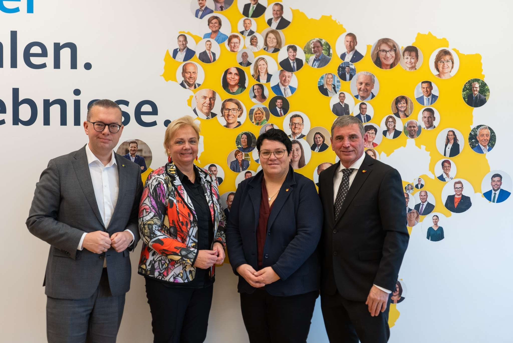 Landesgeschäftsführer der Volkspartei Niederösterreich, Matthias Zauner, gemeinsam mit der Bürgermeisterin aus Perchtoldsdorf, Andrea Kö, sowie dem Bürgermeister von Pölla (ZT), Günther Kröpfl, und der Vizebürgermeisterin von Pölla, Sandra Warnung.