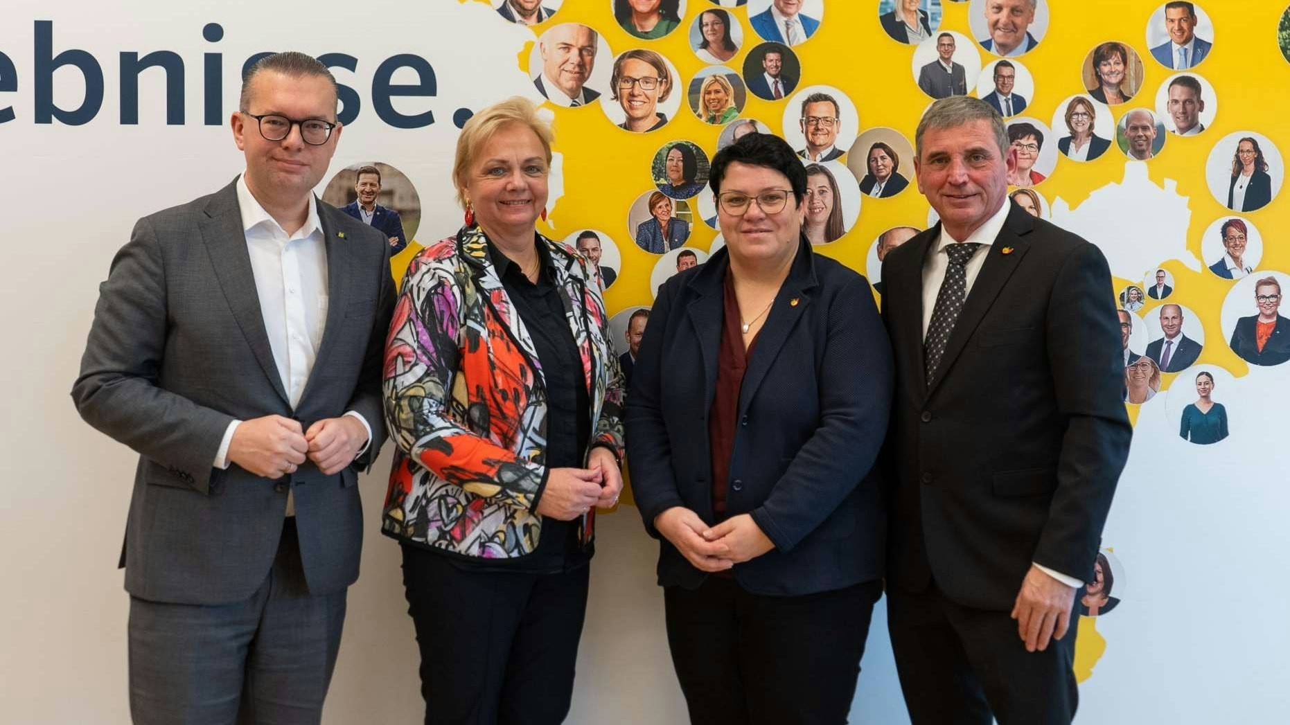 Landesgeschäftsführer der Volkspartei Niederösterreich, Matthias Zauner, gemeinsam mit der Bürgermeisterin aus Perchtoldsdorf, Andrea Kö, sowie dem Bürgermeister von Pölla (ZT), Günther Kröpfl, und der Vizebürgermeisterin von Pölla, Sandra Warnung.