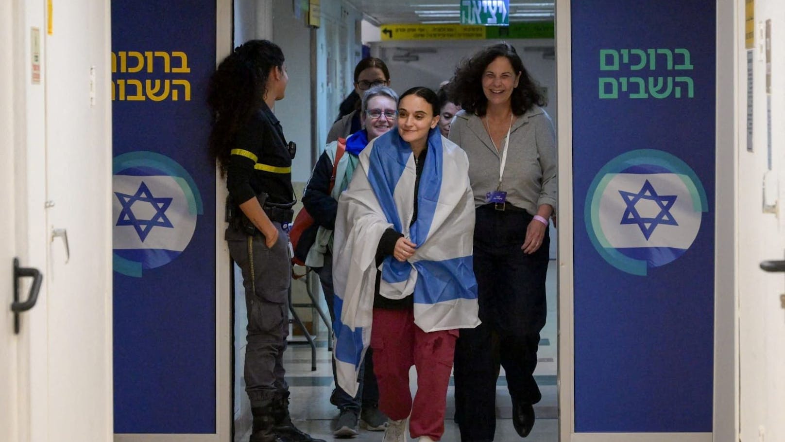 Die freigelassene britisch-israelische Geisel Emily Damari kommt im Sheba Medical Center in Ramat Gan an.