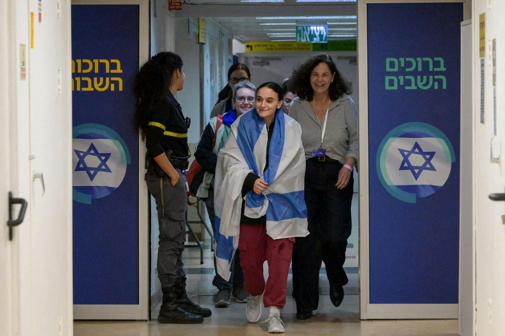 Die freigelassene britisch-israelische Geisel Emily Damari kommt im Sheba Medical Center in Ramat Gan an.