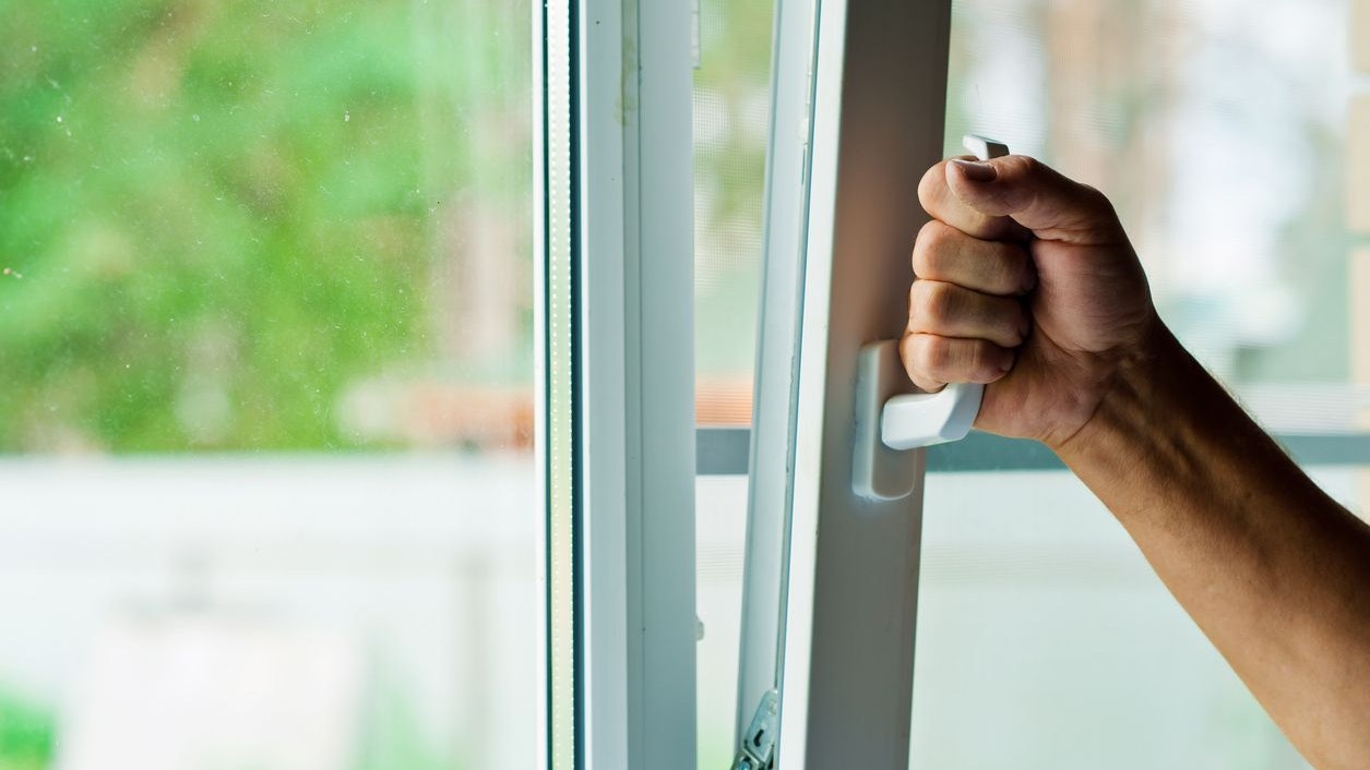Gekippte Fenster sind geöffnete Fenster und damit eine Einladung an alle Einbrecher dieser Welt. 