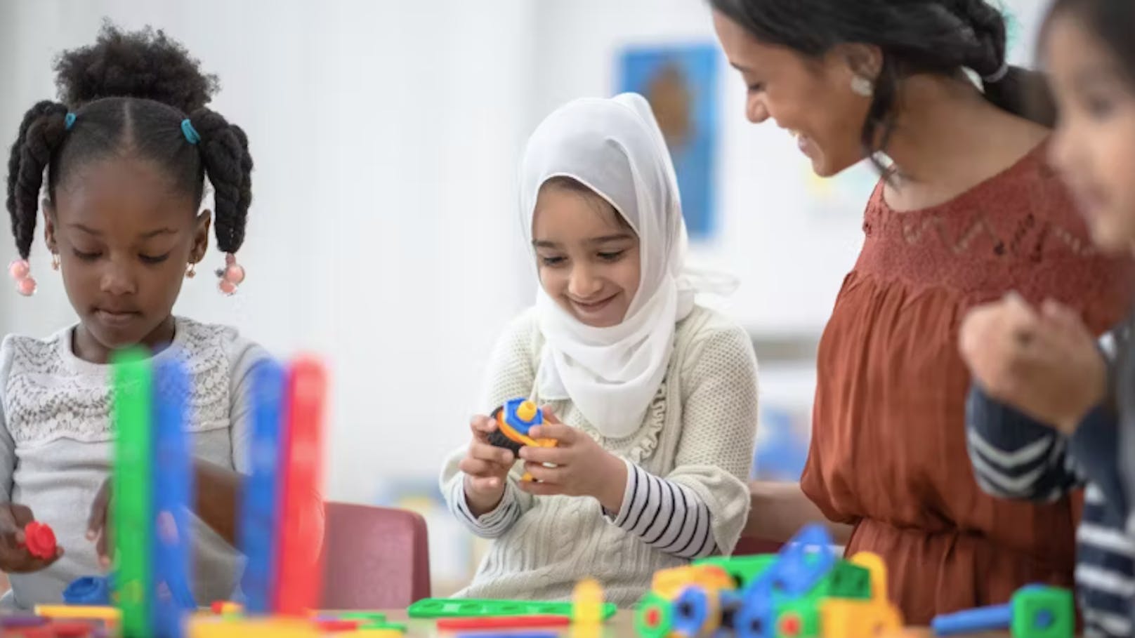 <strong>20.01.2025: "Zum Verzweifeln" –  70 Prozent Araber in Schulklasse.</strong> Obwohl Kinder jahrelang in Wien sind, können viele kein Deutsch. 20.000 davon kamen per Familiennachzug nach Wien, <a data-li-document-ref="120084461" href="https://www.heute.at/s/ohne-deutsch-in-der-1-klasse-fast-70-prozent-araber-120084461">sprechen meist nur arabisch &gt;&gt;&gt;</a>