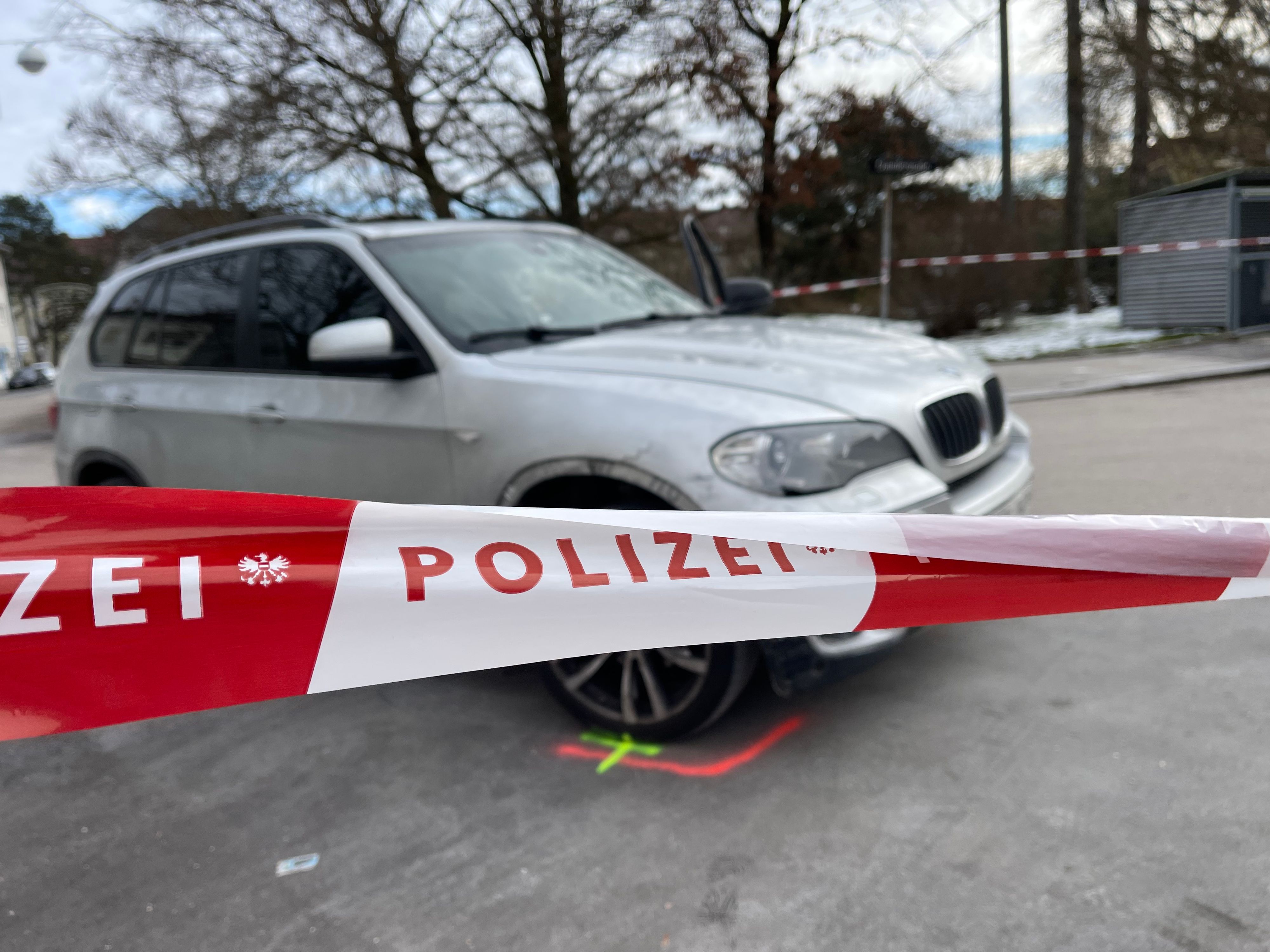 In diesem silbernen BMW wurde das Opfer angeschossen.