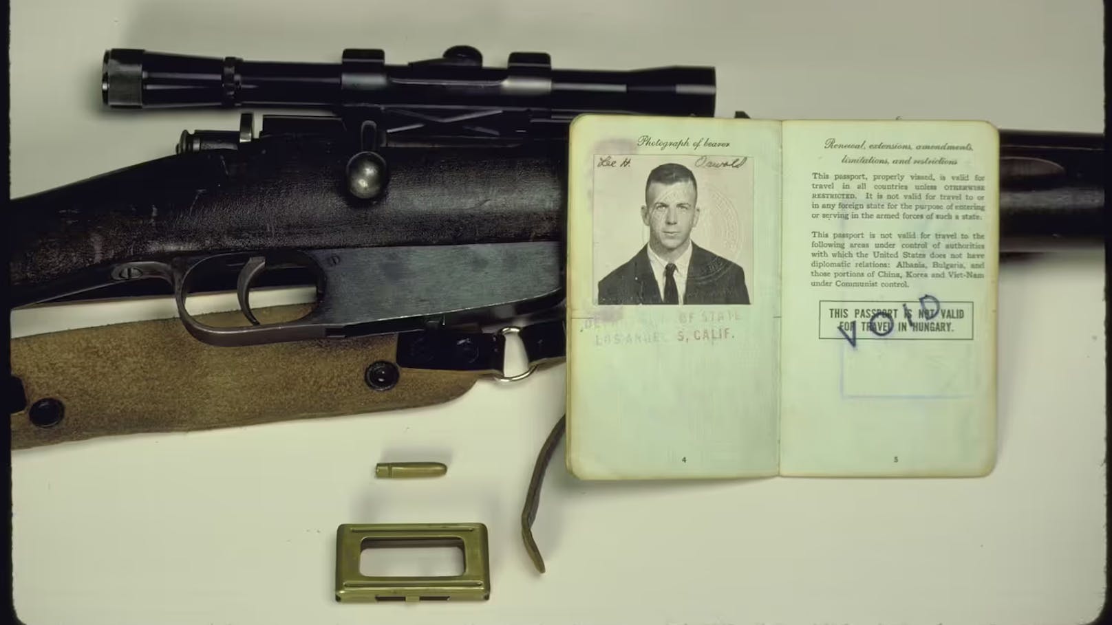 Lee Harvey Oswald gilt als mutmaßlicher Täter. Er wurde später in Polizeihaft getötet.