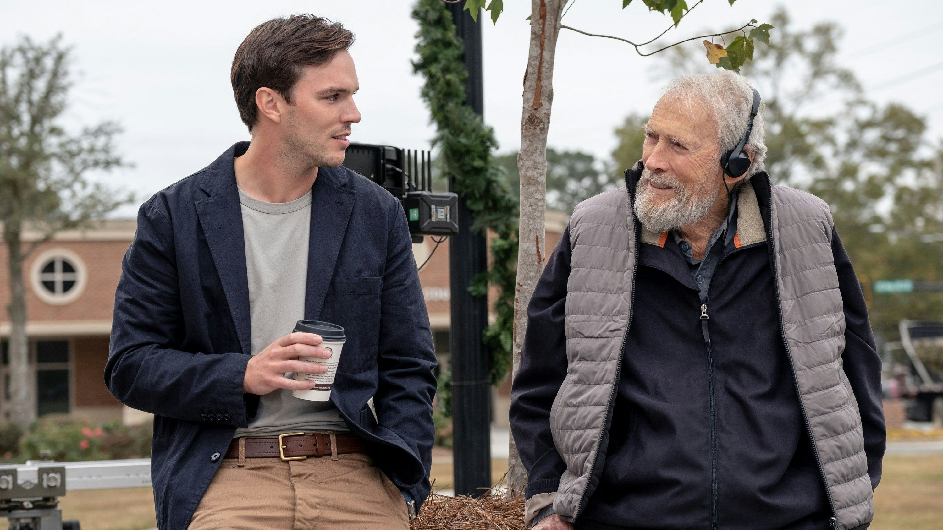 Clint Eastwood, 94, einer der größten Darsteller und Regisseure Hollywoods, mit seinem Star Nicolas Hoult am Set. "Juror #2" ist sein 41. und letzter Film als Regisseur