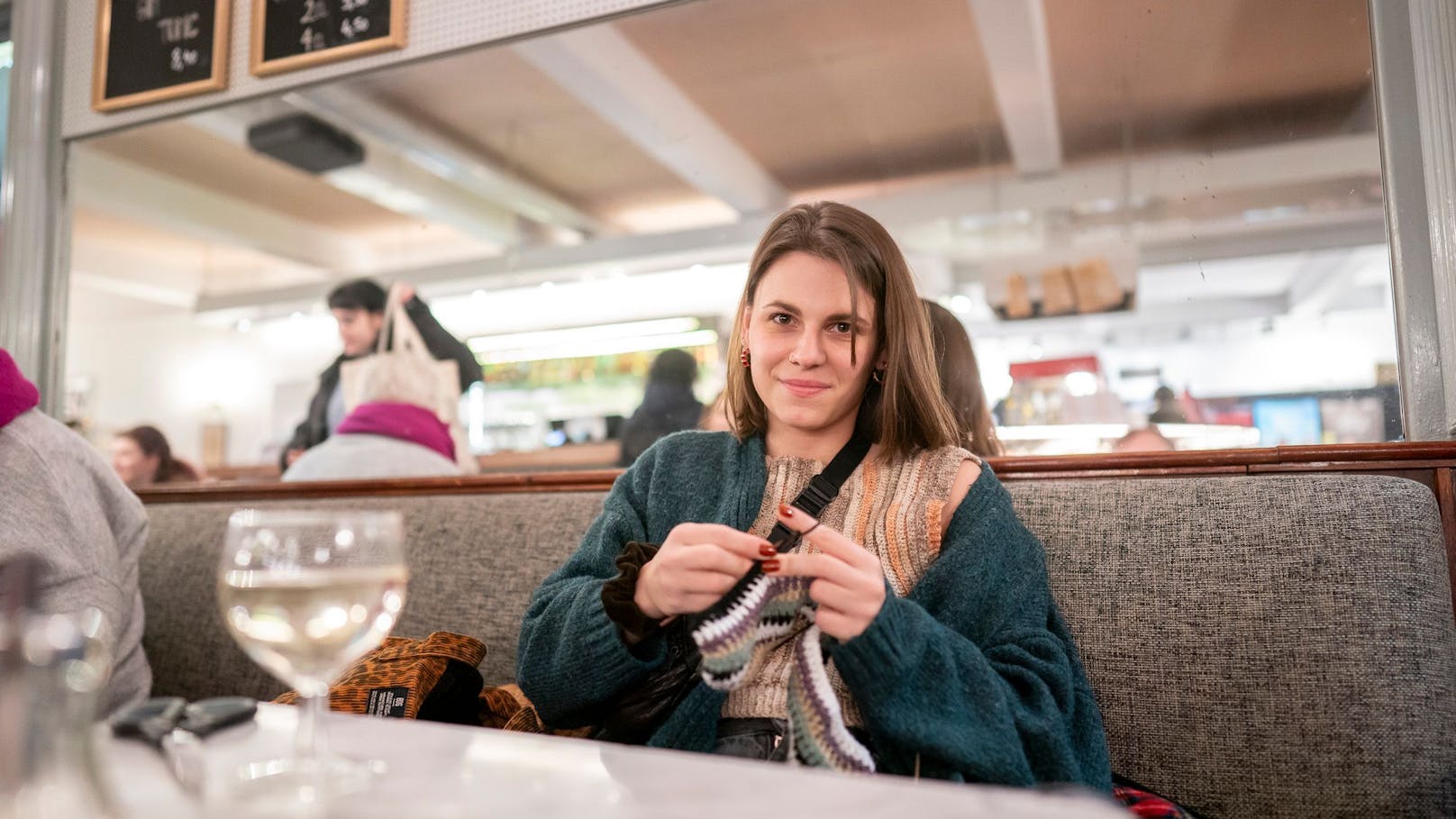 Corinna hofft, hier Gleichgesinnte zu treffen, da in ihrem Freundeskreis niemand strickt