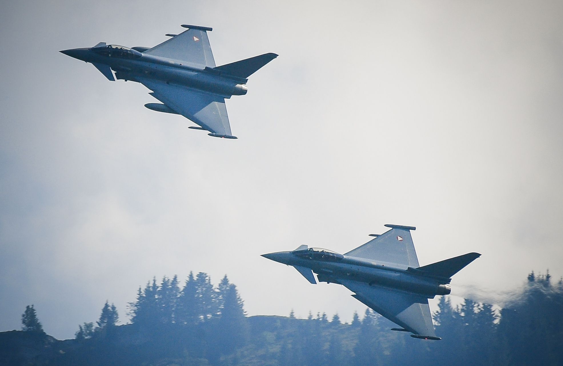 Zwei Eurofighter bei einem Flugmanöver.