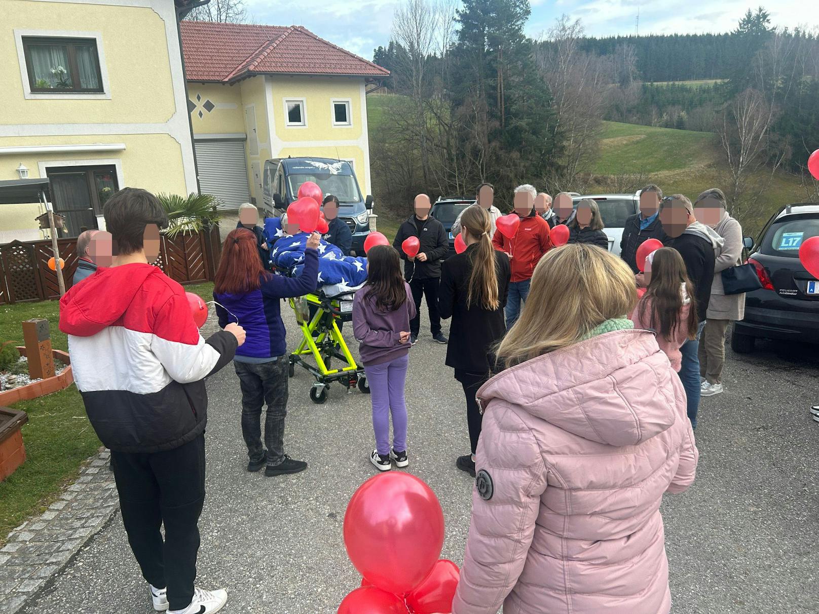 Abschließend ließen die Verwandten Herzluftballons steigen.