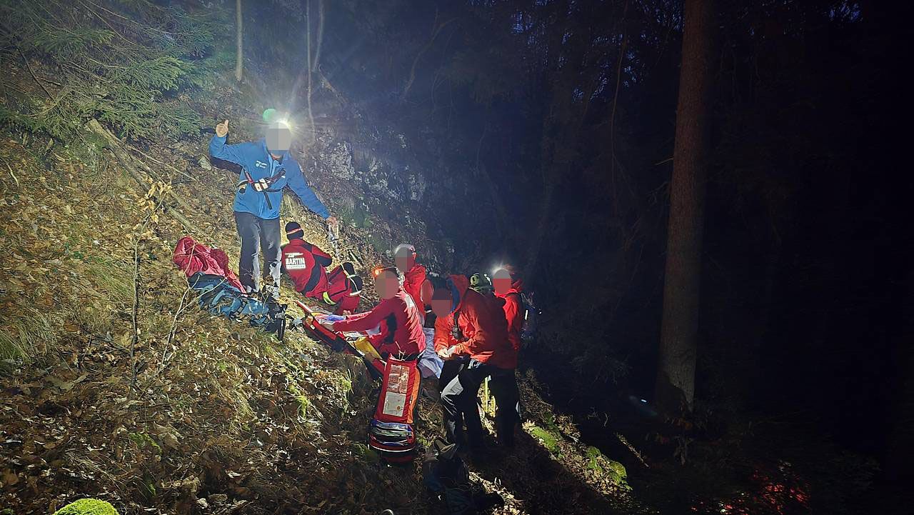 Die Bergrettung Grünau musste den Mann aus dem steilen Gelände bergen.